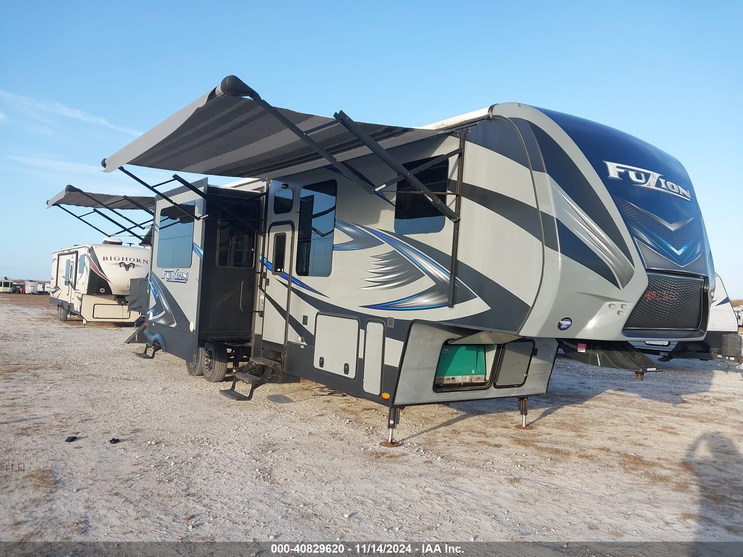 2015 Keystone 38ft VIN 4YDF37126FF810844 — IAAI salvage auction photo