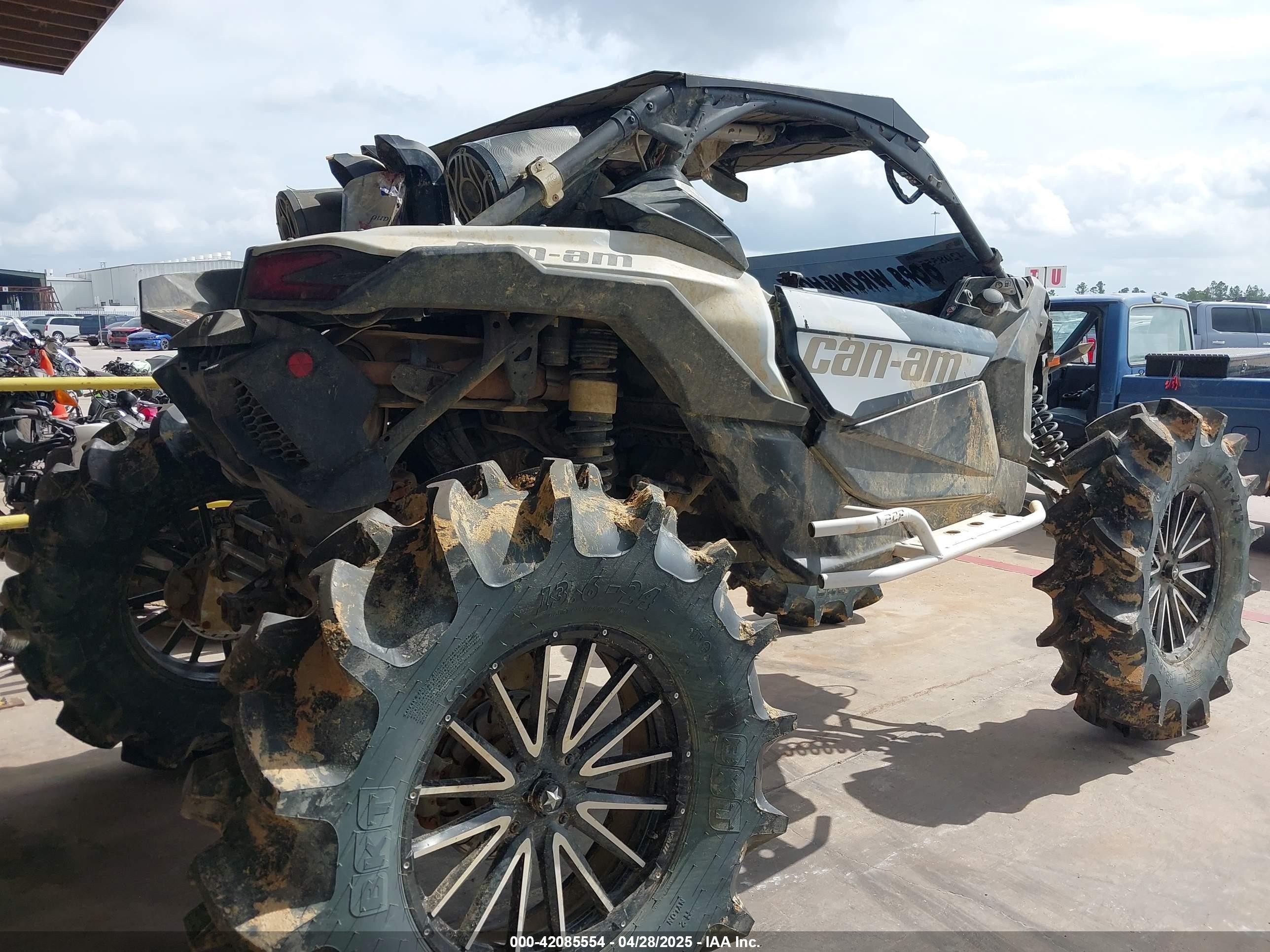 2023 Can-am Maverick x3 VIN 3JBVGAY42PE003890 IAAI salvage auction — Theft, Salvage (Louisiana), sold $9,200 on 2025-08-07 (photo 4)
