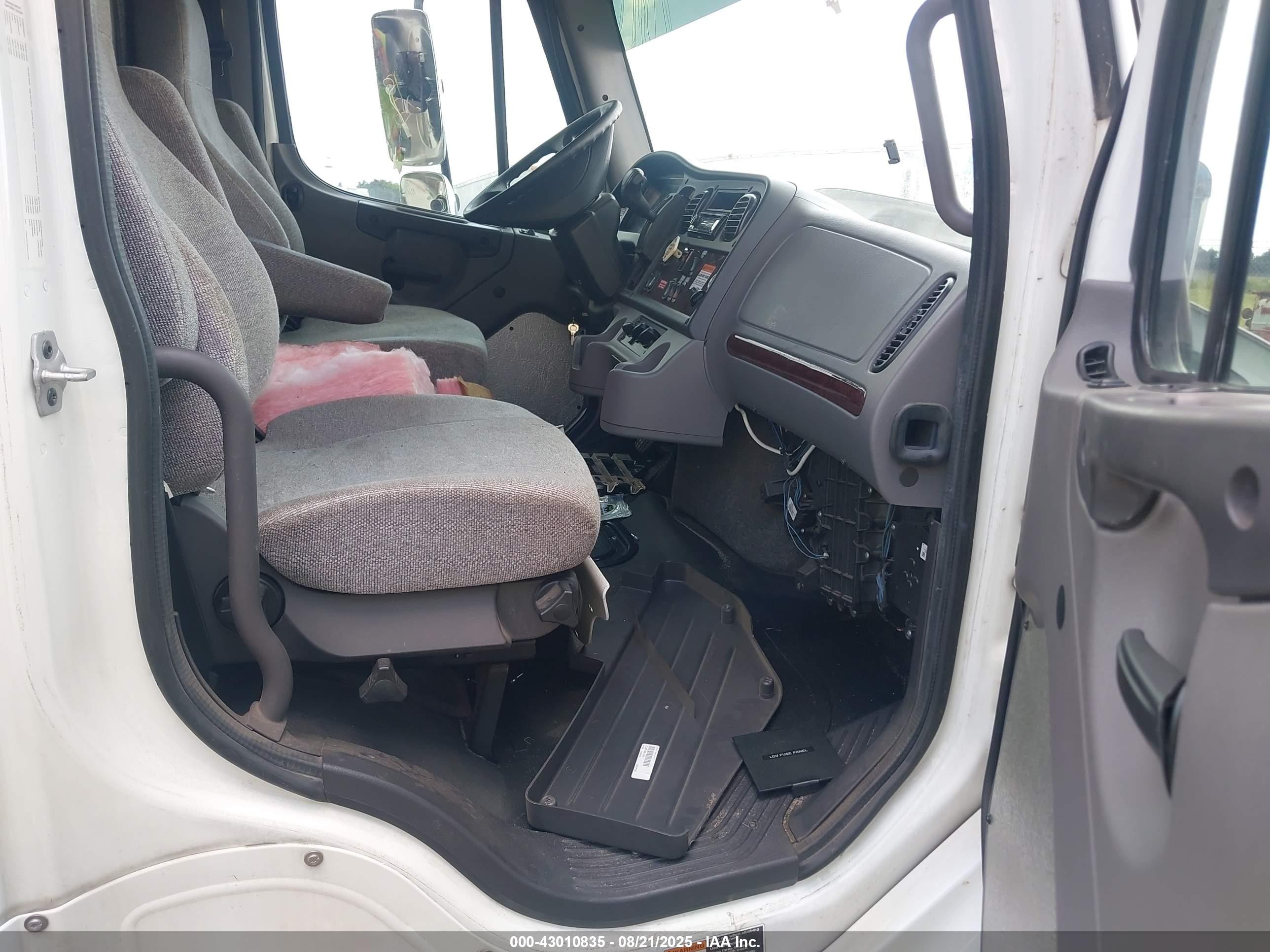 2020 Freightliner M2 106 VIN 1FVACWFC9LHLX7596 IAAI salvage auction — Front End, Certificate Of Destruction (Florida), sold $9,000 on 2026-10-19 (photo 5)