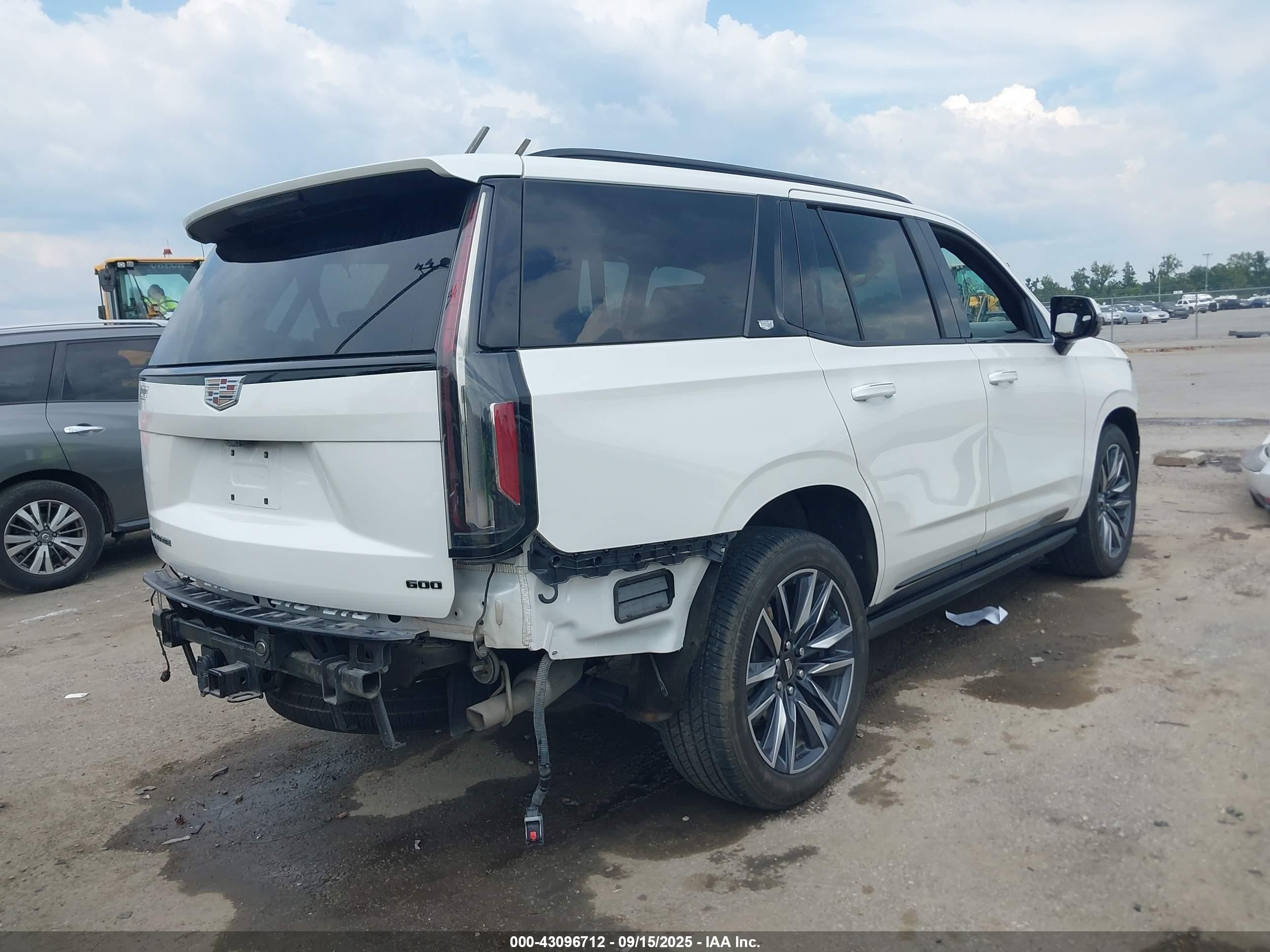2023 Cadillac Escalade VIN 1GYS3GKL3PR121637 IAAI salvage auction — Side, Salvage (Louisiana), sold $29,600 on 2025-11-04 (photo 4)