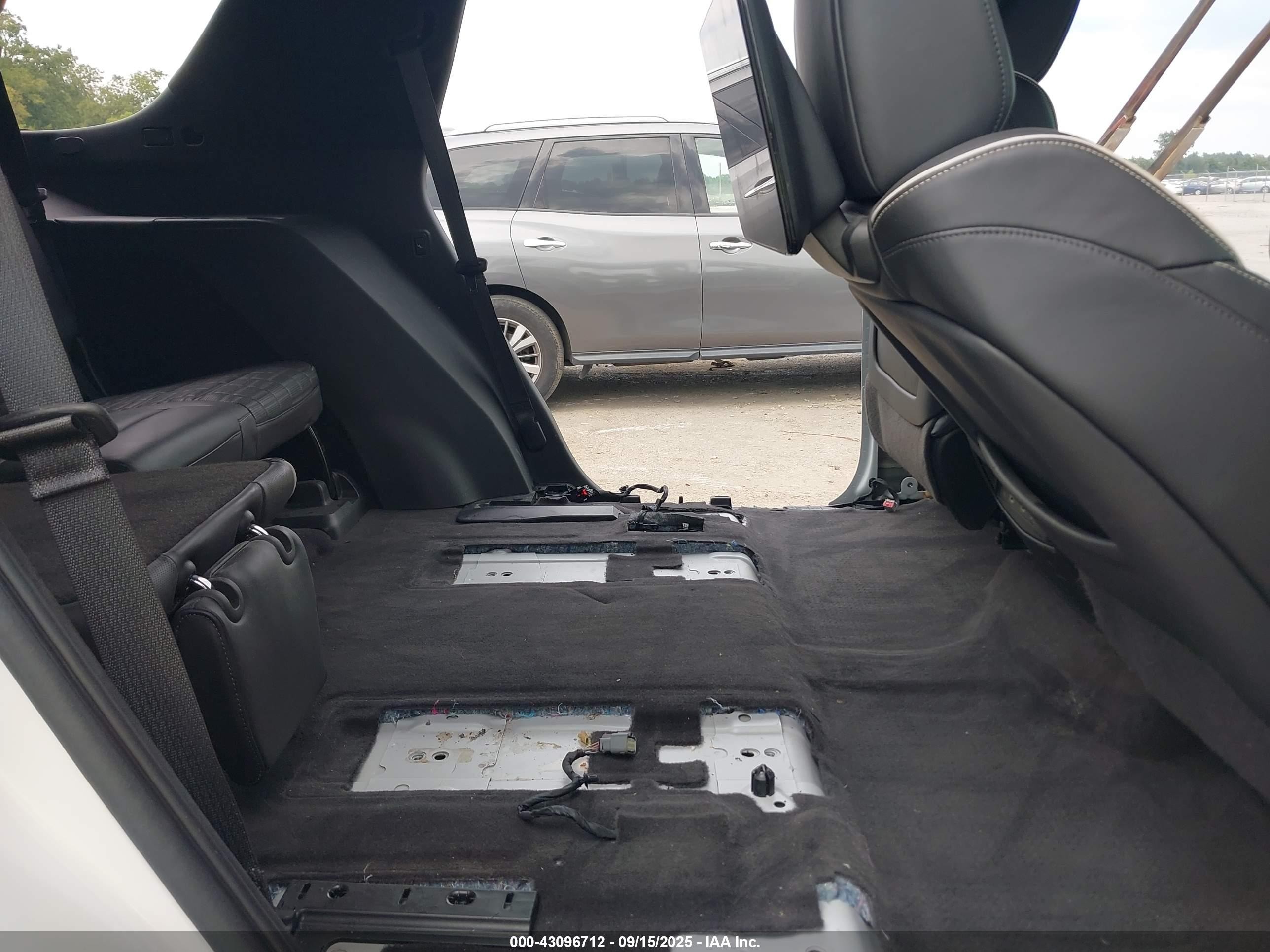 2023 Cadillac Escalade VIN 1GYS3GKL3PR121637 IAAI salvage auction — Side, Salvage (Louisiana), sold $29,600 on 2025-11-04 (photo 8)