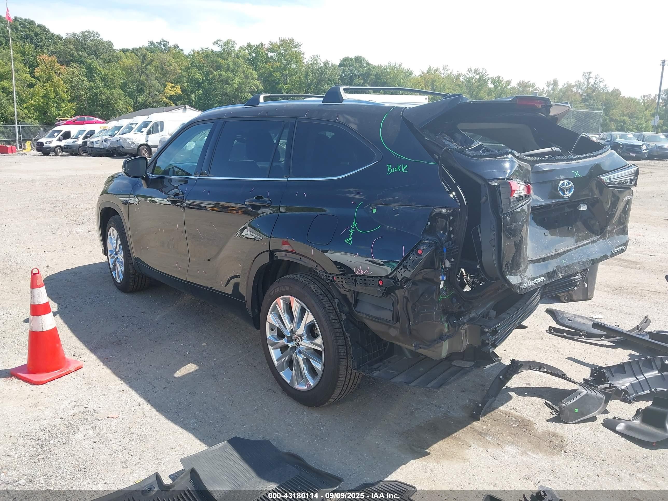 2023 Toyota Highlander VIN 5TDYARAH2PS519034 IAAI salvage auction — Front & Rear, Salvage - Greater Than 75% (Maryland), sold $17,750 on 2025-10-21 (photo 3)