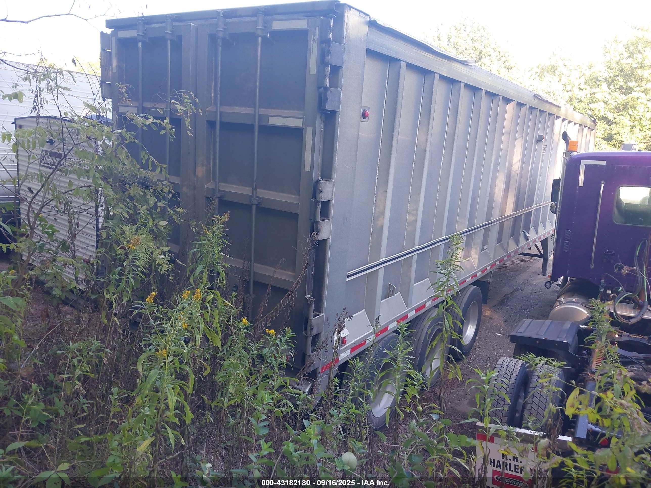2018 East Unknown VIN 1E1U2Y384JR062223 IAAI salvage auction — Side, Salvage (Maine), sold $13,700 on 2026-06-24 (photo 4)