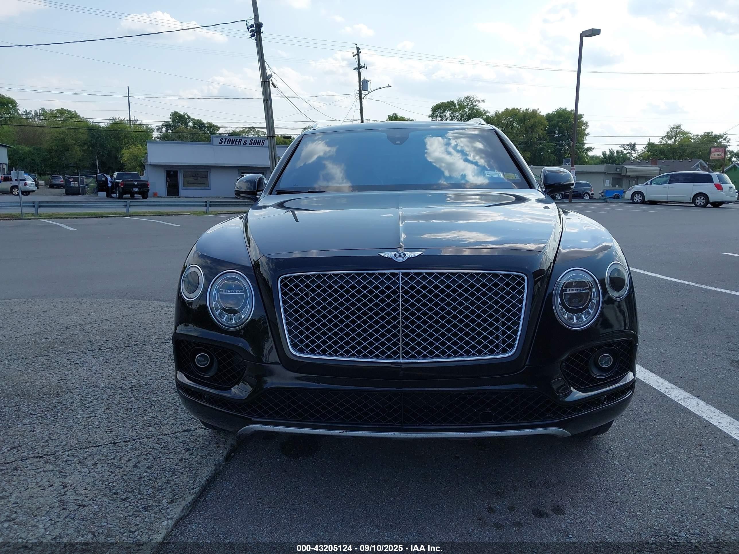 2017 Bentley Bentayga VIN SJAAC2ZV1HC013275 IAAI salvage auction — Normal Wear, Clear (Tennessee), sold $28,250 on 2025-09-22 (photo 6)