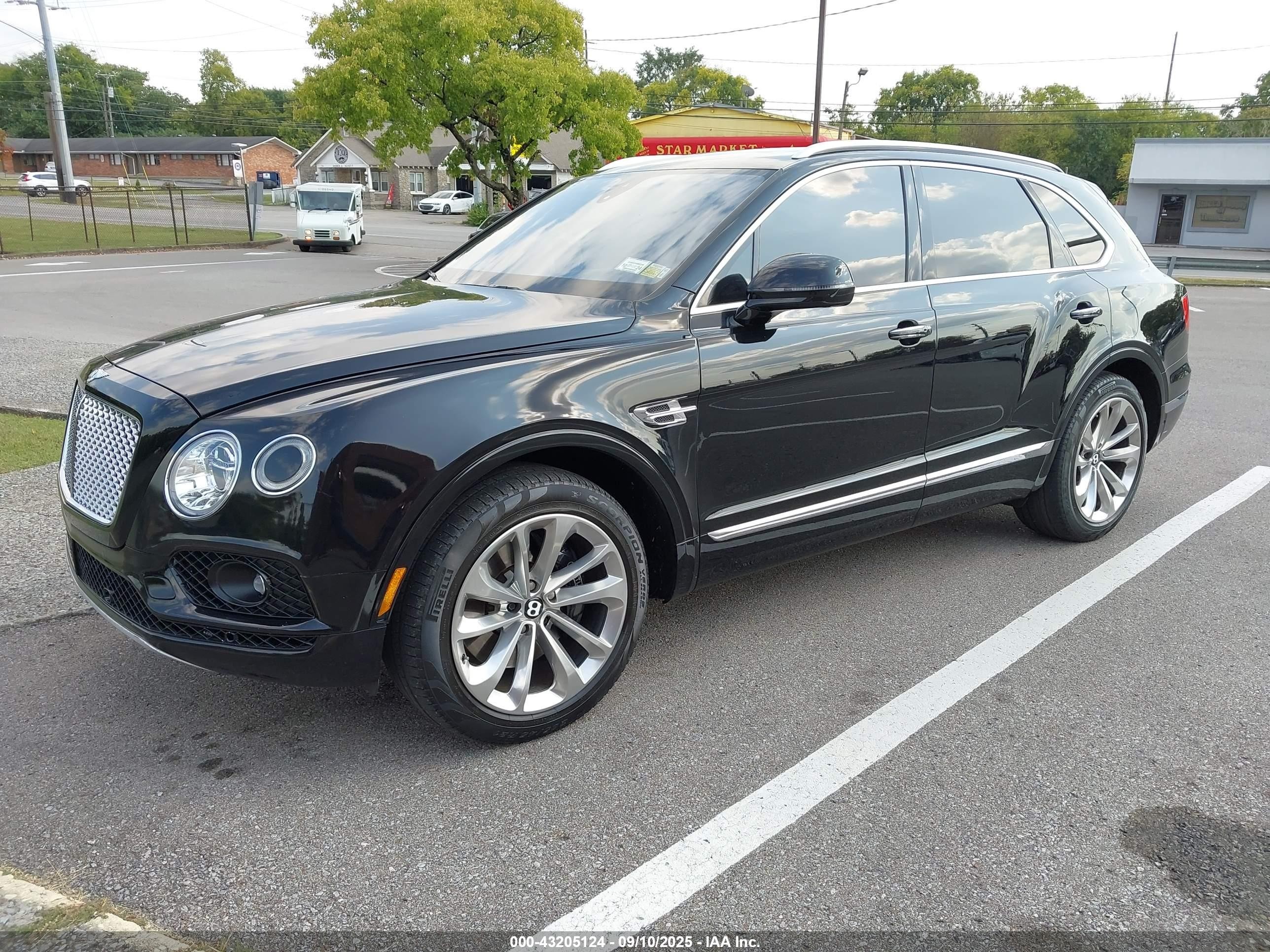 2017 Bentley Bentayga VIN SJAAC2ZV1HC013275 IAAI salvage auction — Normal Wear, Clear (Tennessee), sold $28,250 on 2025-09-22 (photo 2)