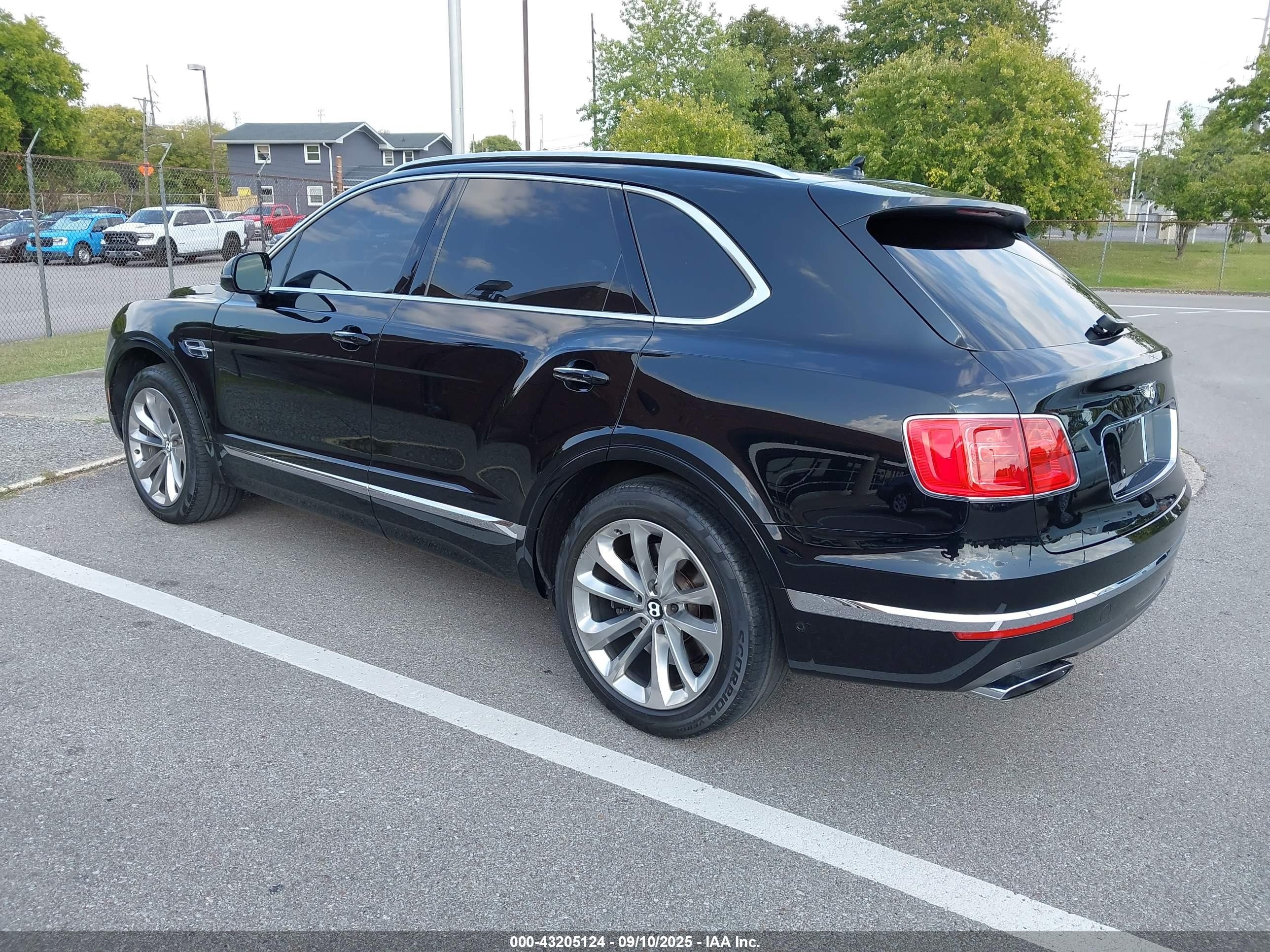 2017 Bentley Bentayga VIN SJAAC2ZV1HC013275 IAAI salvage auction — Normal Wear, Clear (Tennessee), sold $28,250 on 2025-09-22 (photo 3)