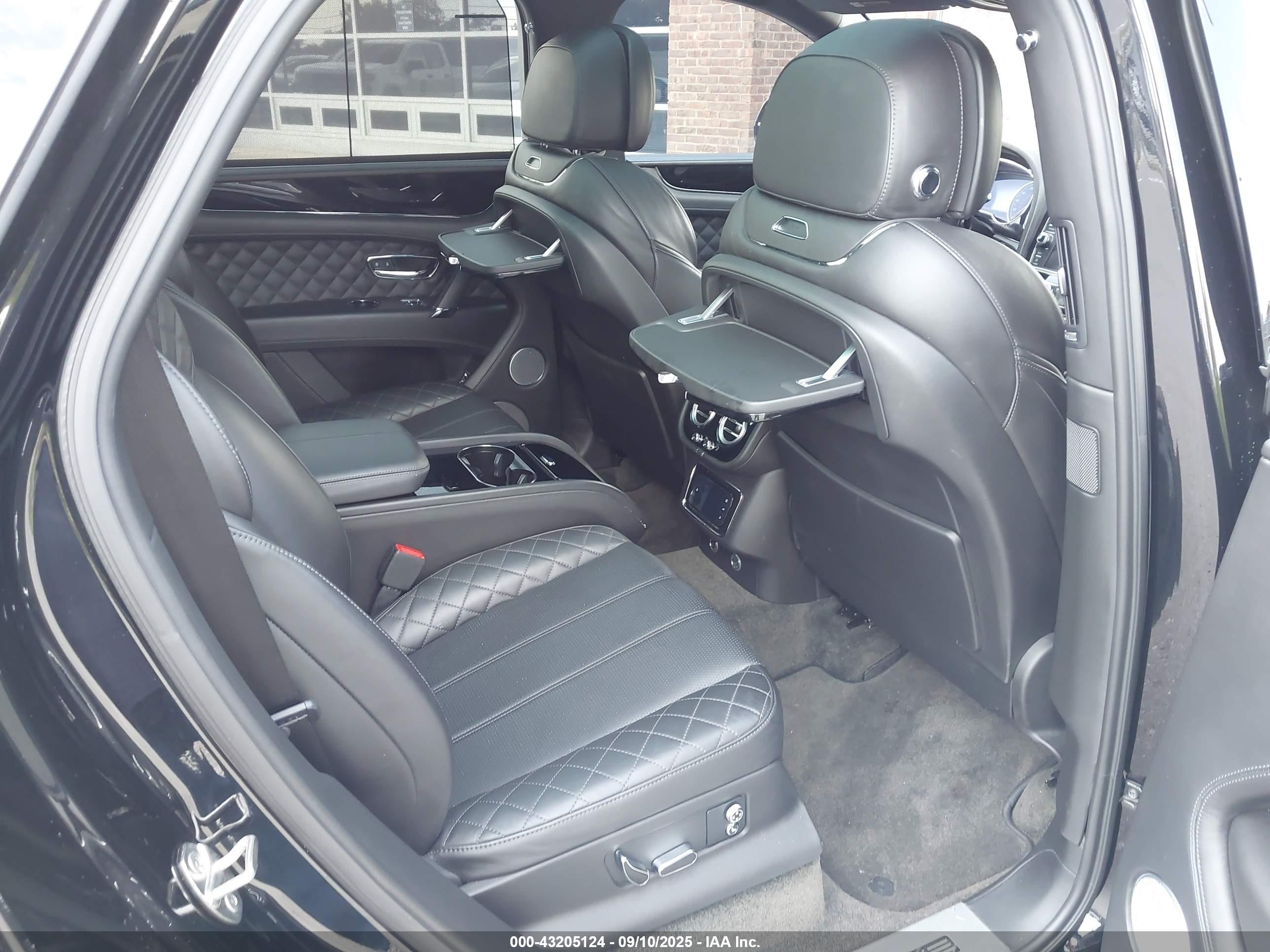 2017 Bentley Bentayga VIN SJAAC2ZV1HC013275 IAAI salvage auction — Normal Wear, Clear (Tennessee), sold $28,250 on 2025-09-22 (photo 8)