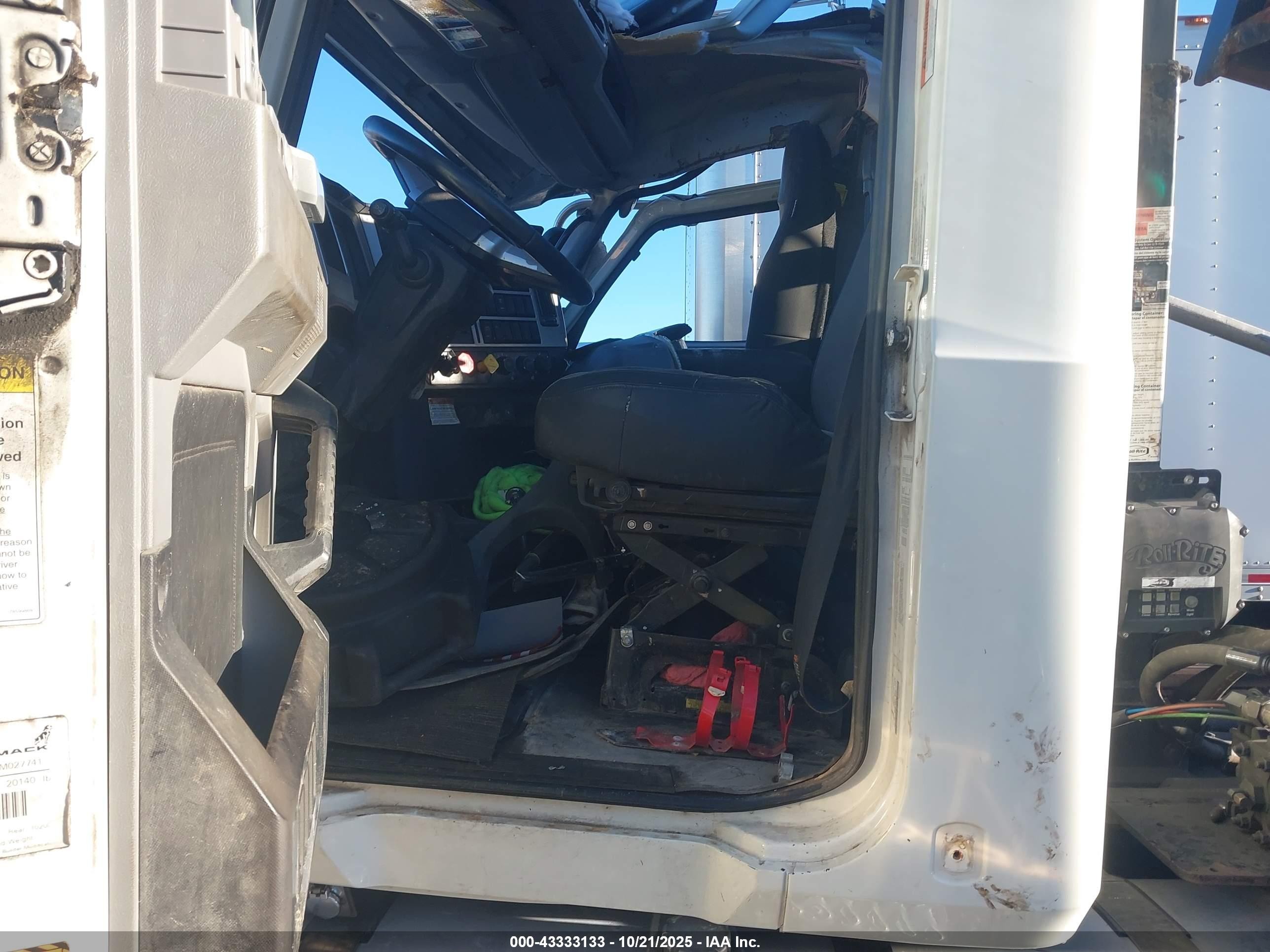 2023 Mack All other VIN 1M2GR4GC7PM027741 IAAI salvage auction — Side, Salvage (Massachusetts), sold $18,200 on 2026-05-01 (photo 7)