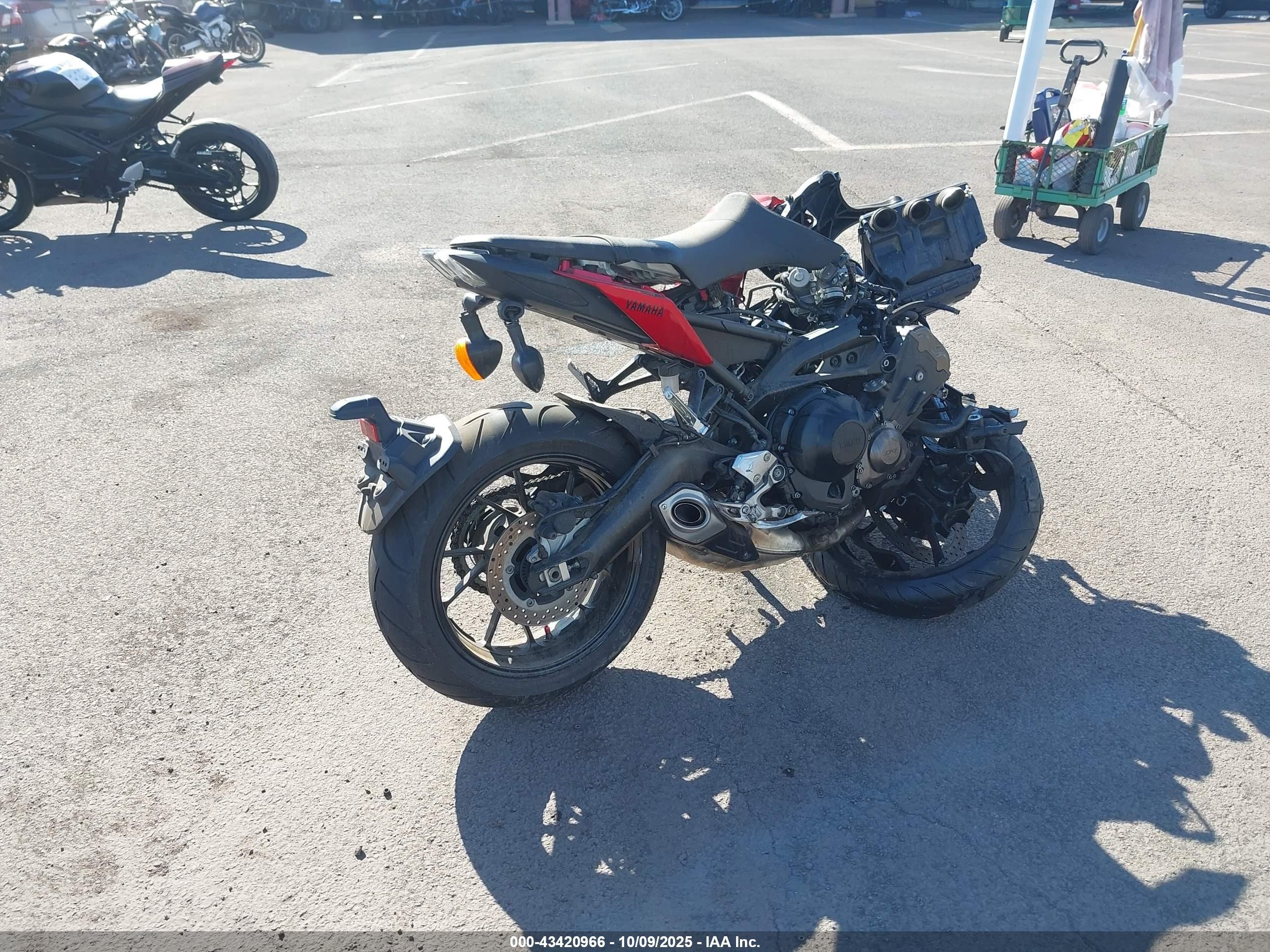 2017 Yamaha Fz09 VIN JYARN53E0HA000921 IAAI salvage auction — Front End, Salvage (Hawaii), sold $850 on 2026-10-19 (photo 4)