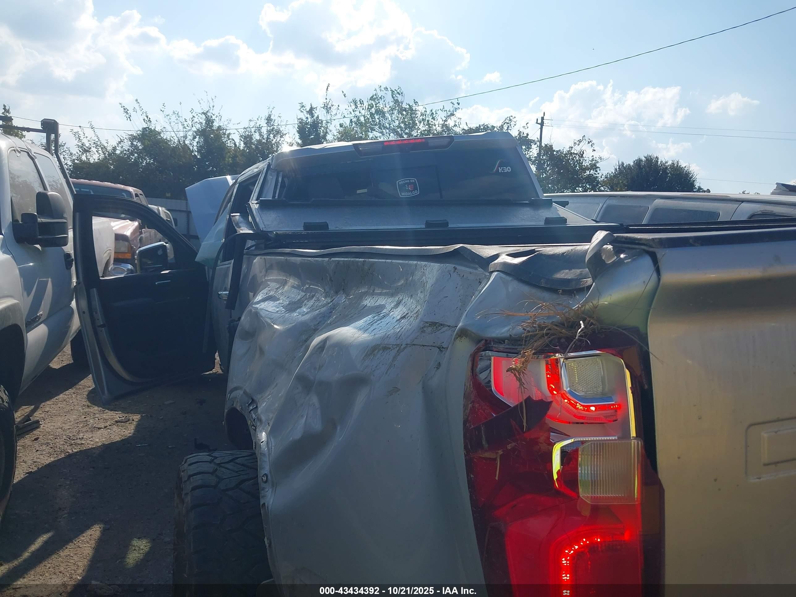 2022 Chevrolet VIN 1GC4YVEY8NF270409 IAAI salvage auction — Rollover, Salvage (Texas), sold $11,475 on 2026-01-07 (photo 6)