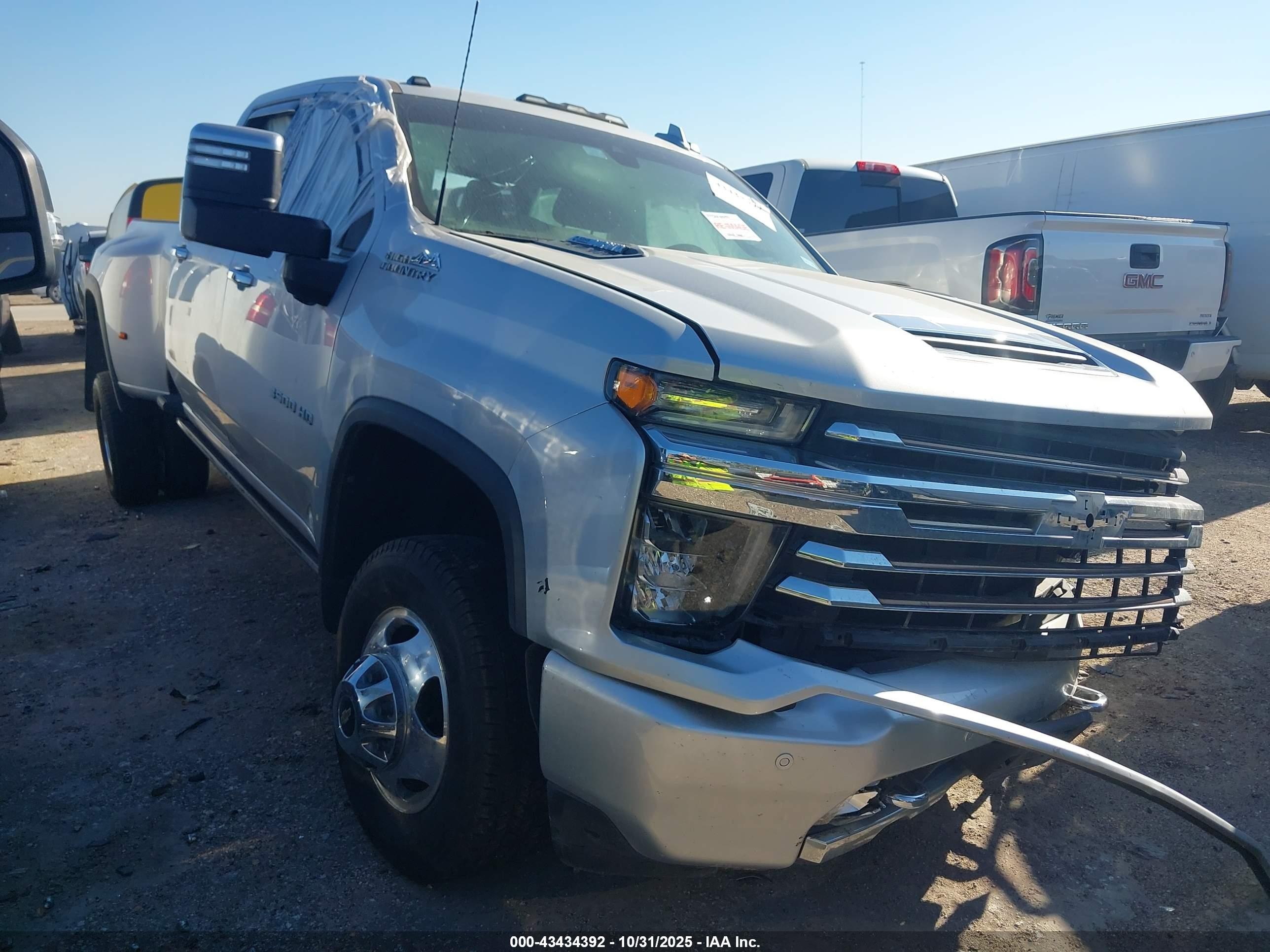 2022 Chevrolet VIN 1GC4YVEY8NF270409 IAAI salvage auction — Rollover, Salvage (Texas), sold $11,475 on 2026-01-07 (photo 1)