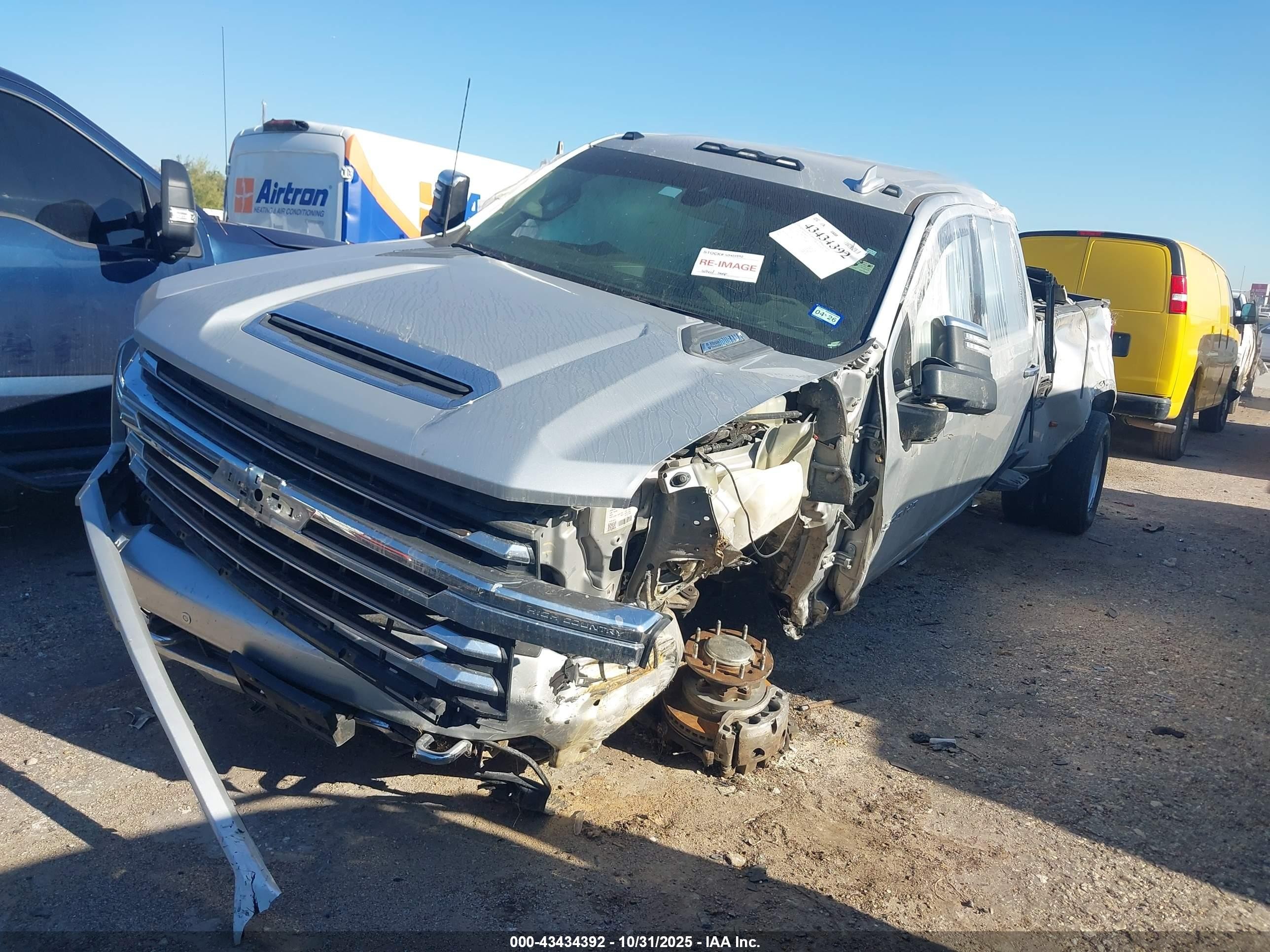 2022 Chevrolet VIN 1GC4YVEY8NF270409 IAAI salvage auction — Rollover, Salvage (Texas), sold $11,475 on 2026-01-07 (photo 2)