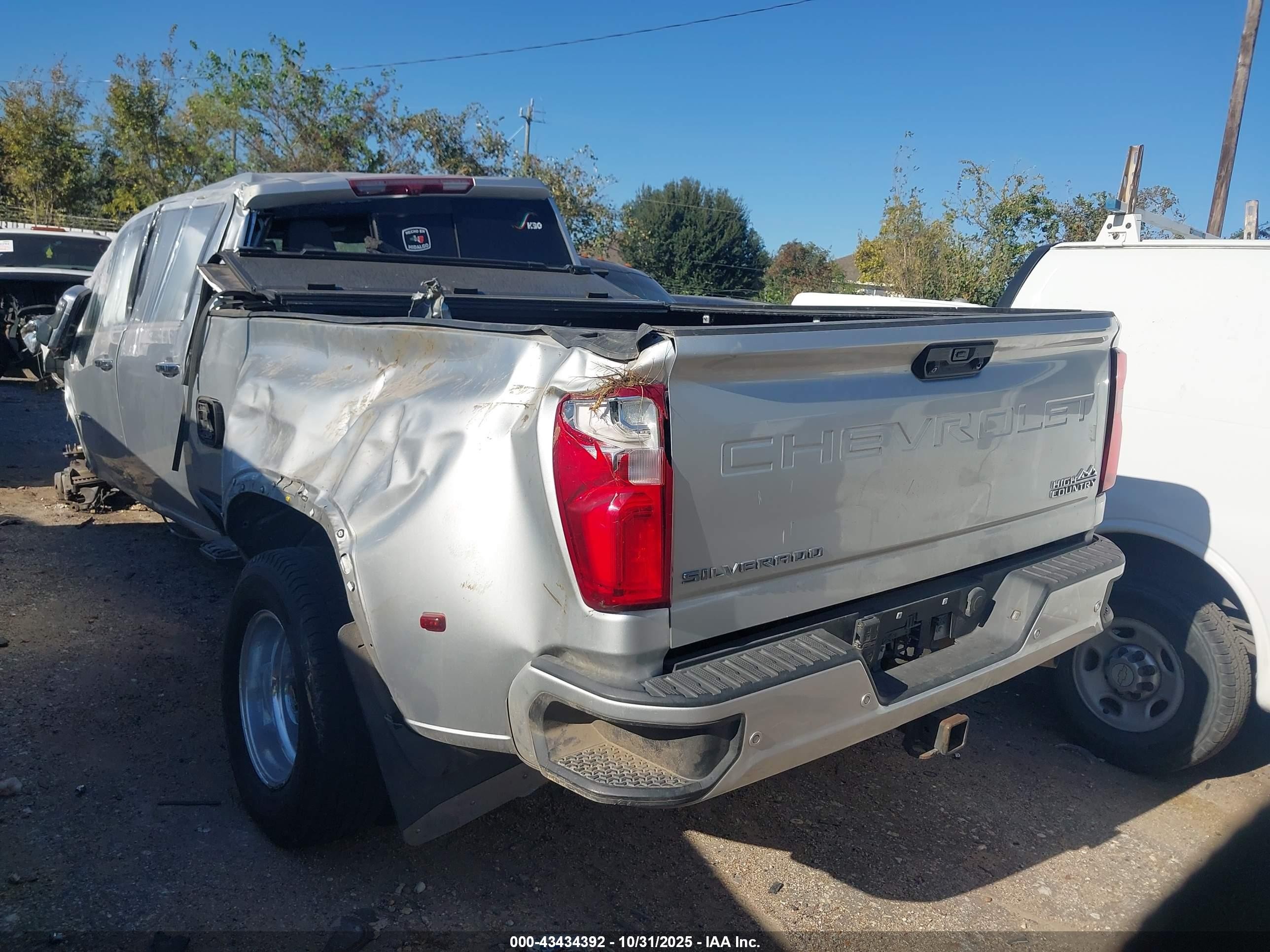 2022 Chevrolet VIN 1GC4YVEY8NF270409 IAAI salvage auction — Rollover, Salvage (Texas), sold $11,475 on 2026-01-07 (photo 3)