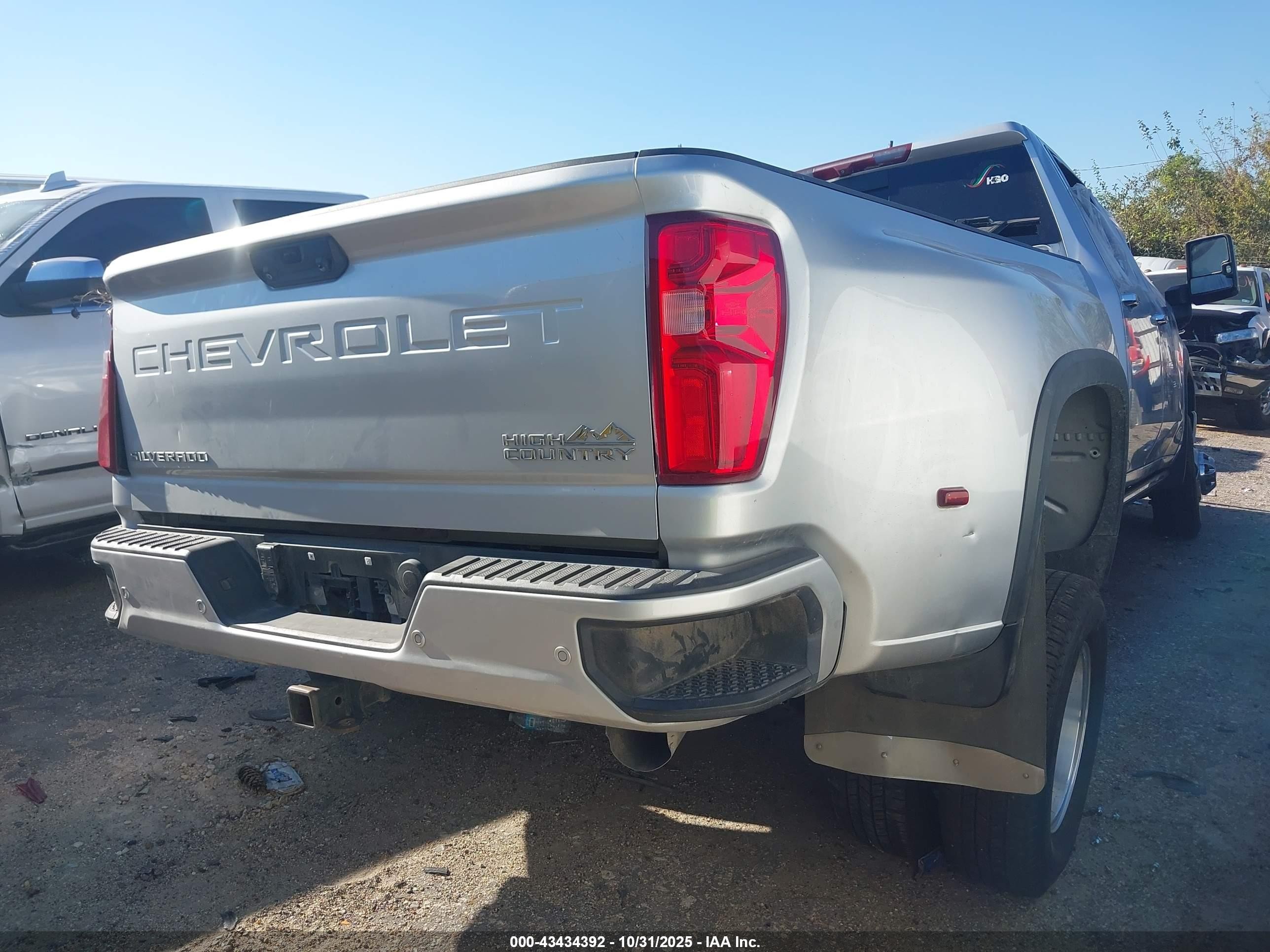 2022 Chevrolet VIN 1GC4YVEY8NF270409 IAAI salvage auction — Rollover, Salvage (Texas), sold $11,475 on 2026-01-07 (photo 4)