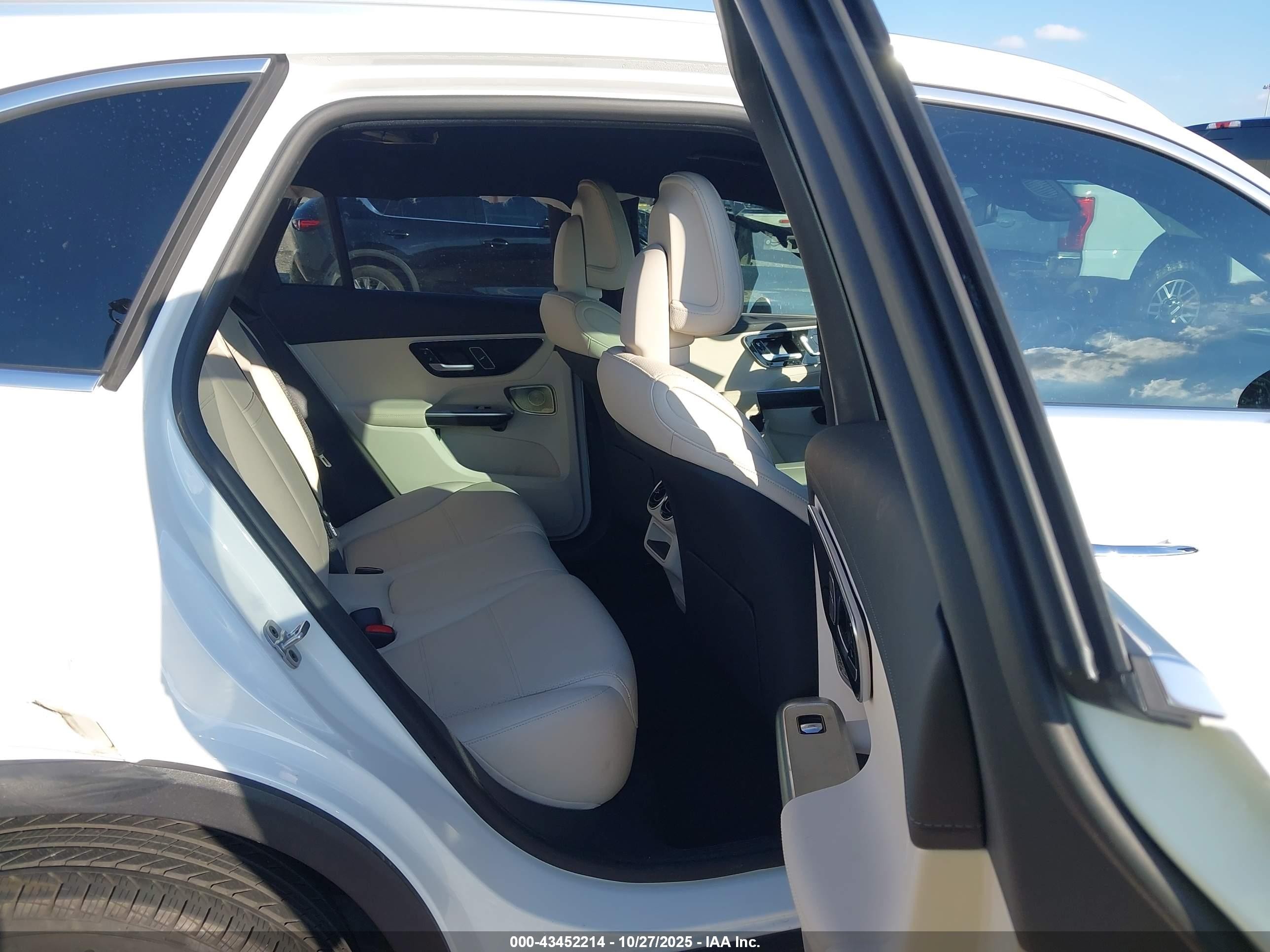 2025 Mercedes-Benz GLC-Class VIN W1NKM4GB1SF296490 IAAI salvage auction — Side, Original (Texas), sold $15,050 on 2025-12-24 (photo 8)