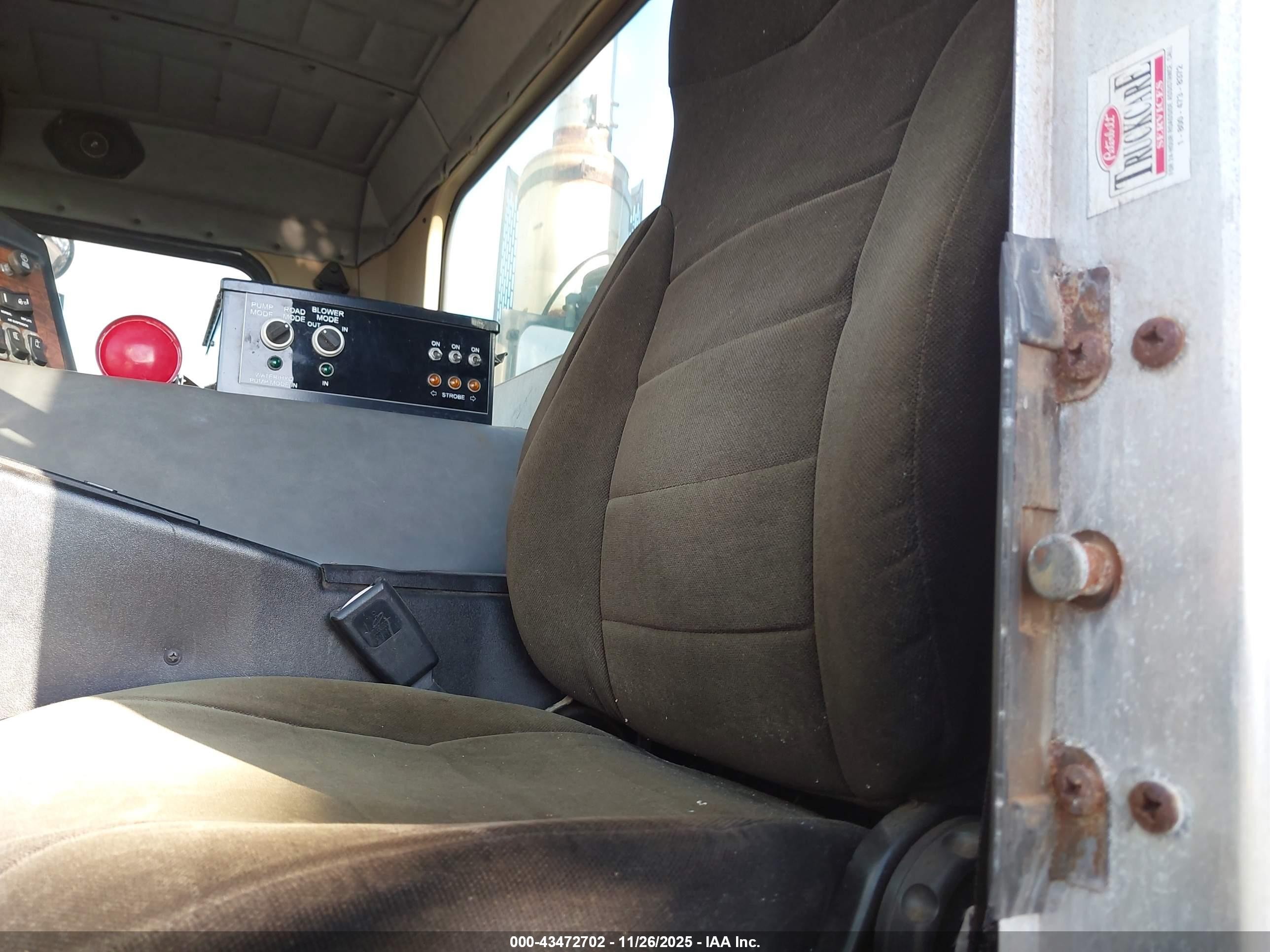2006 Peterbilt 320 VIN 1NPZL00X06D717083 IAAI salvage auction — Normal Wear, Clear (Hawaii), sold $25 on 2026-09-01 (photo 7)