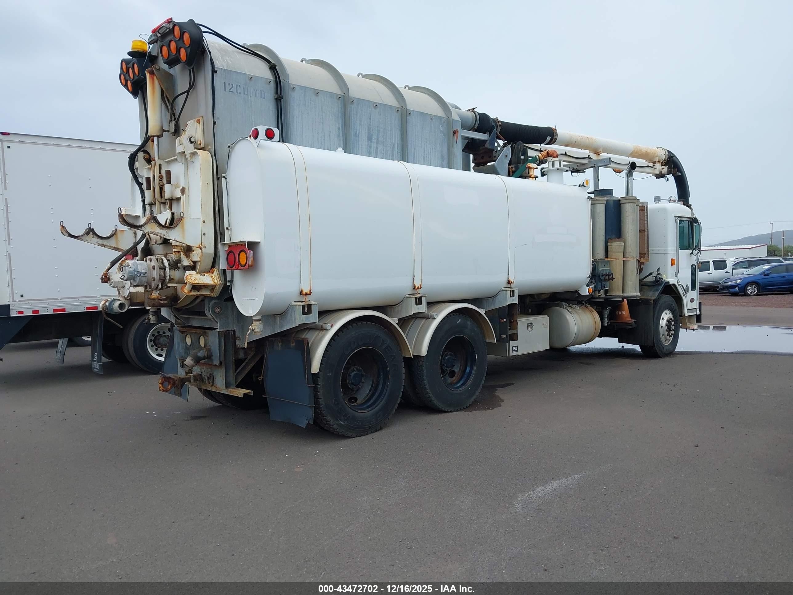 2006 Peterbilt 320 VIN 1NPZL00X06D717083 IAAI salvage auction — Normal Wear, Clear (Hawaii), sold $25 on 2026-09-01 (photo 4)