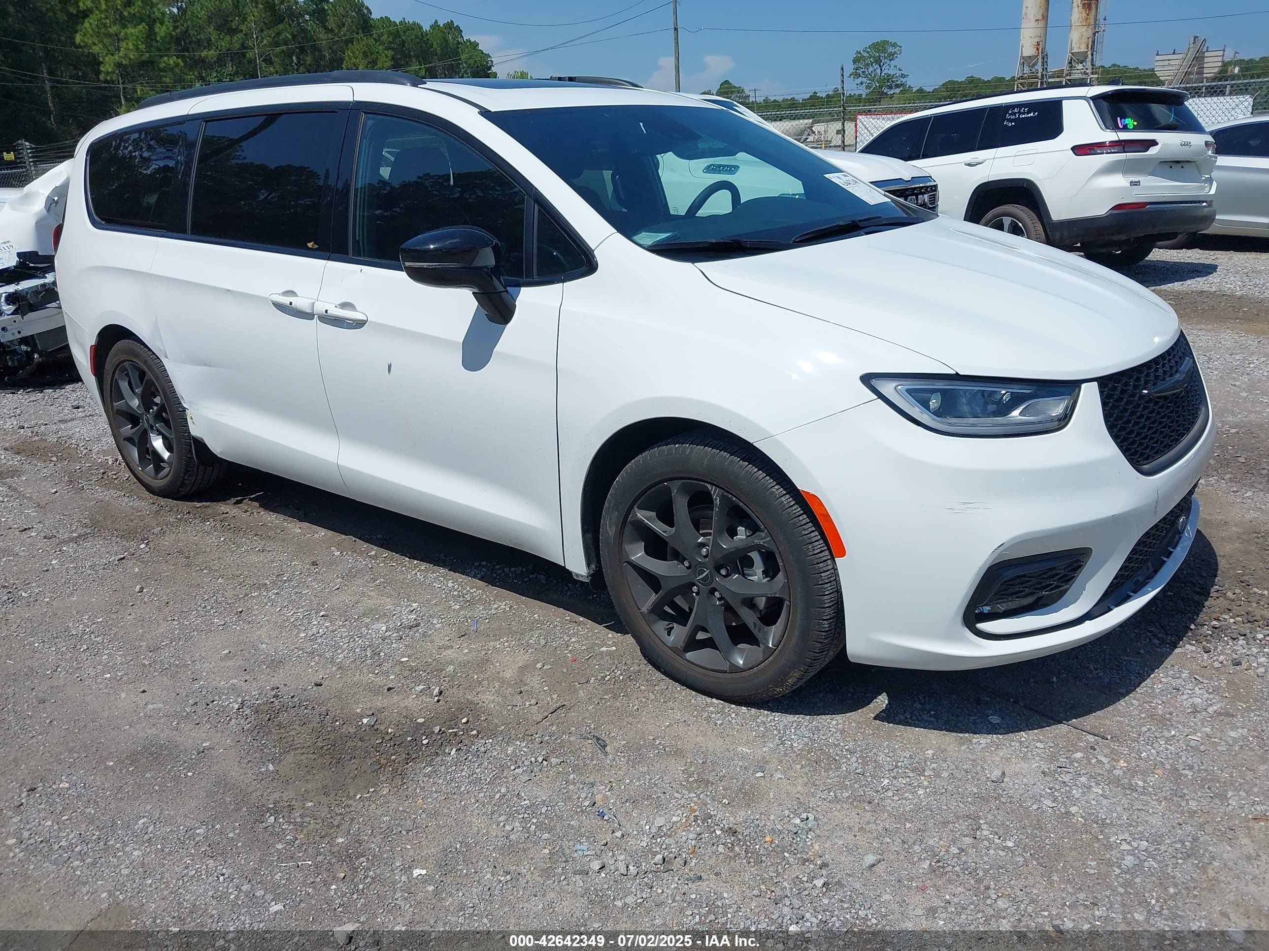 2025 Chrysler Pacifica VIN 2C4RC1GG0SR515340 IAAI salvage auction — Unknown, Enterprise Vehicles Clear Only (Florida), sold $21,600 on 2026-10-07 (photo 1)