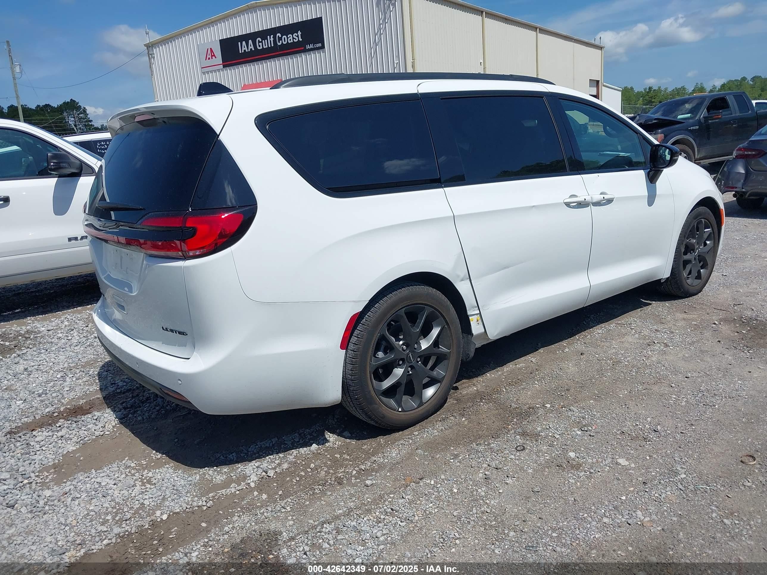 2025 Chrysler Pacifica VIN 2C4RC1GG0SR515340 IAAI salvage auction — Unknown, Enterprise Vehicles Clear Only (Florida), sold $21,600 on 2026-10-07 (photo 4)
