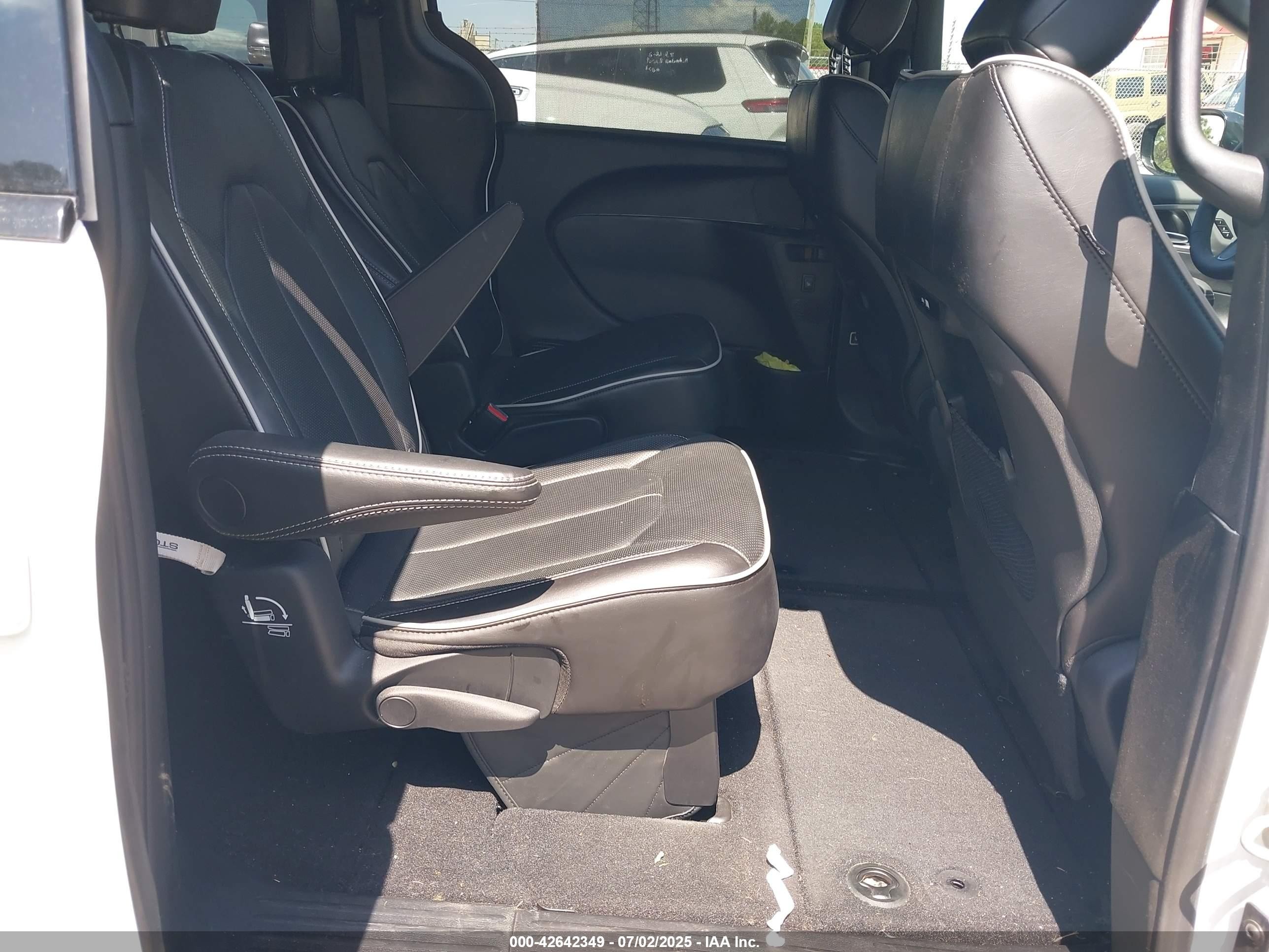 2025 Chrysler Pacifica VIN 2C4RC1GG0SR515340 IAAI salvage auction — Unknown, Enterprise Vehicles Clear Only (Florida), sold $21,600 on 2026-10-07 (photo 8)