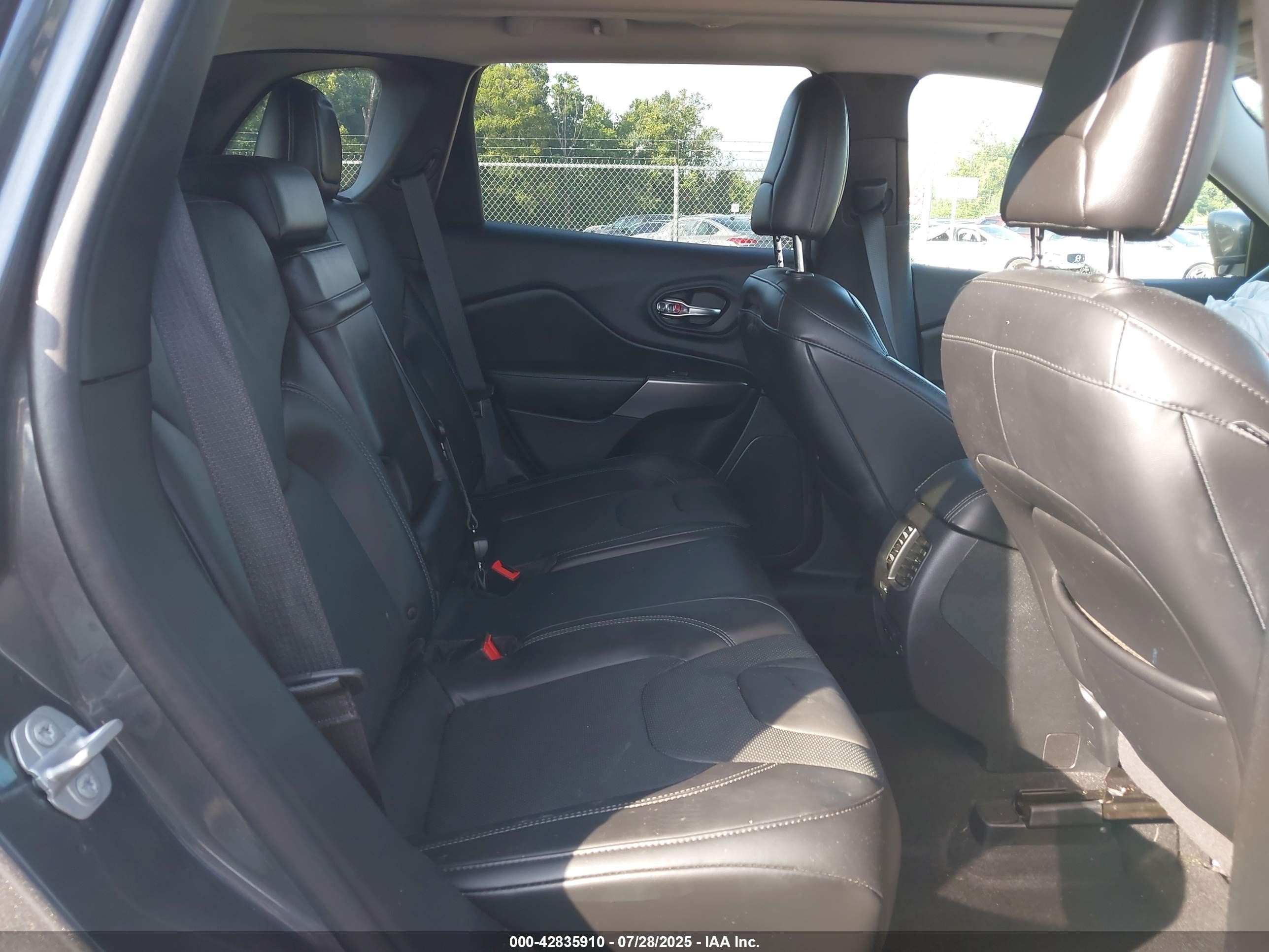 2019 Jeep Cherokee VIN 1C4PJMDX5KD386940 IAAI salvage auction — Front End, Salvage - Greater Than 75% (Maryland), sold $1,200 on 2026-07-10 (photo 8)