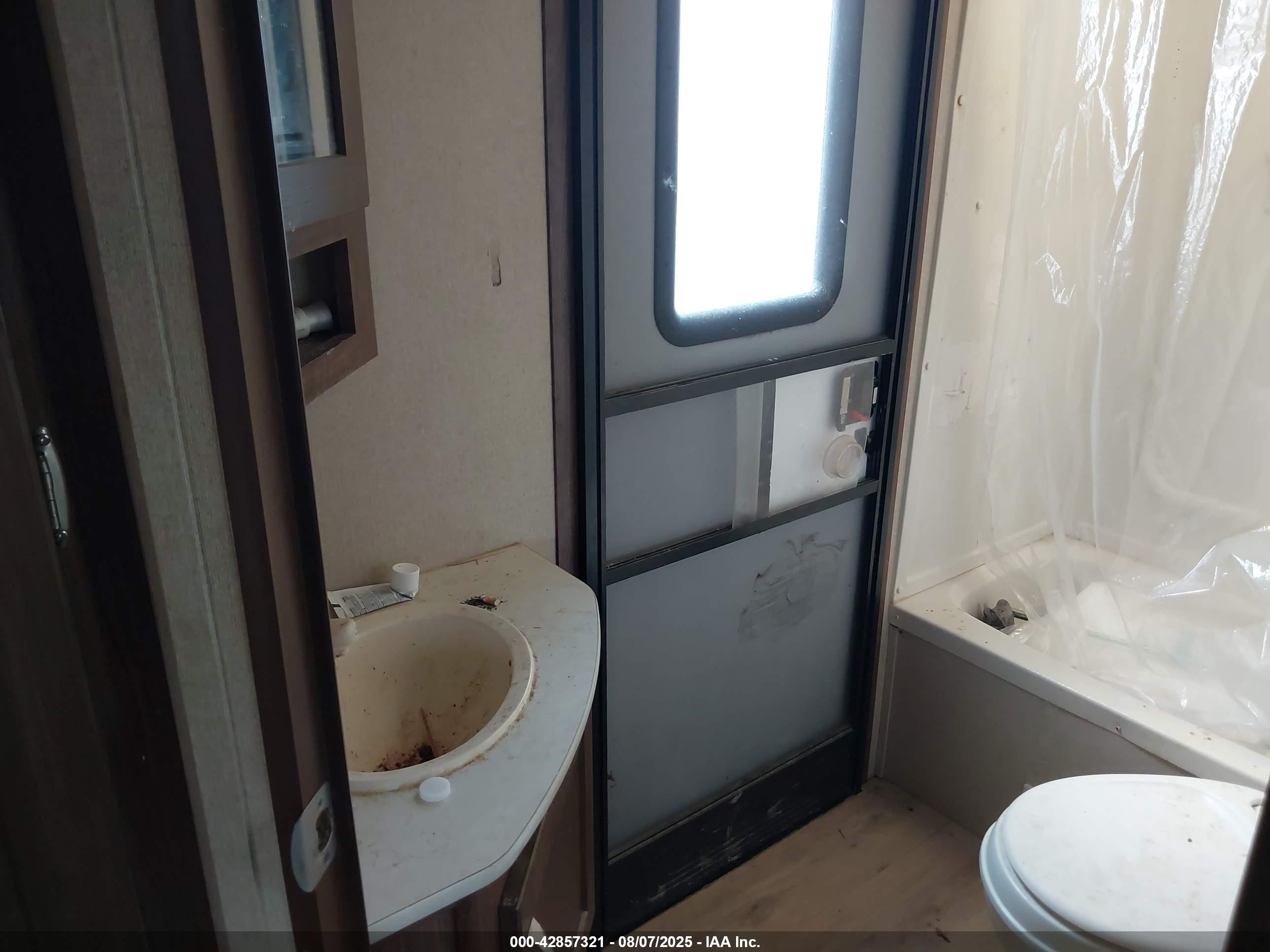 2017 Keystone Rv Aer VIN 4YDT28224HP910030 IAAI salvage auction — Vandalized, Salvage (Indiana), sold $2,500 on 2025-09-10 (photo 7)