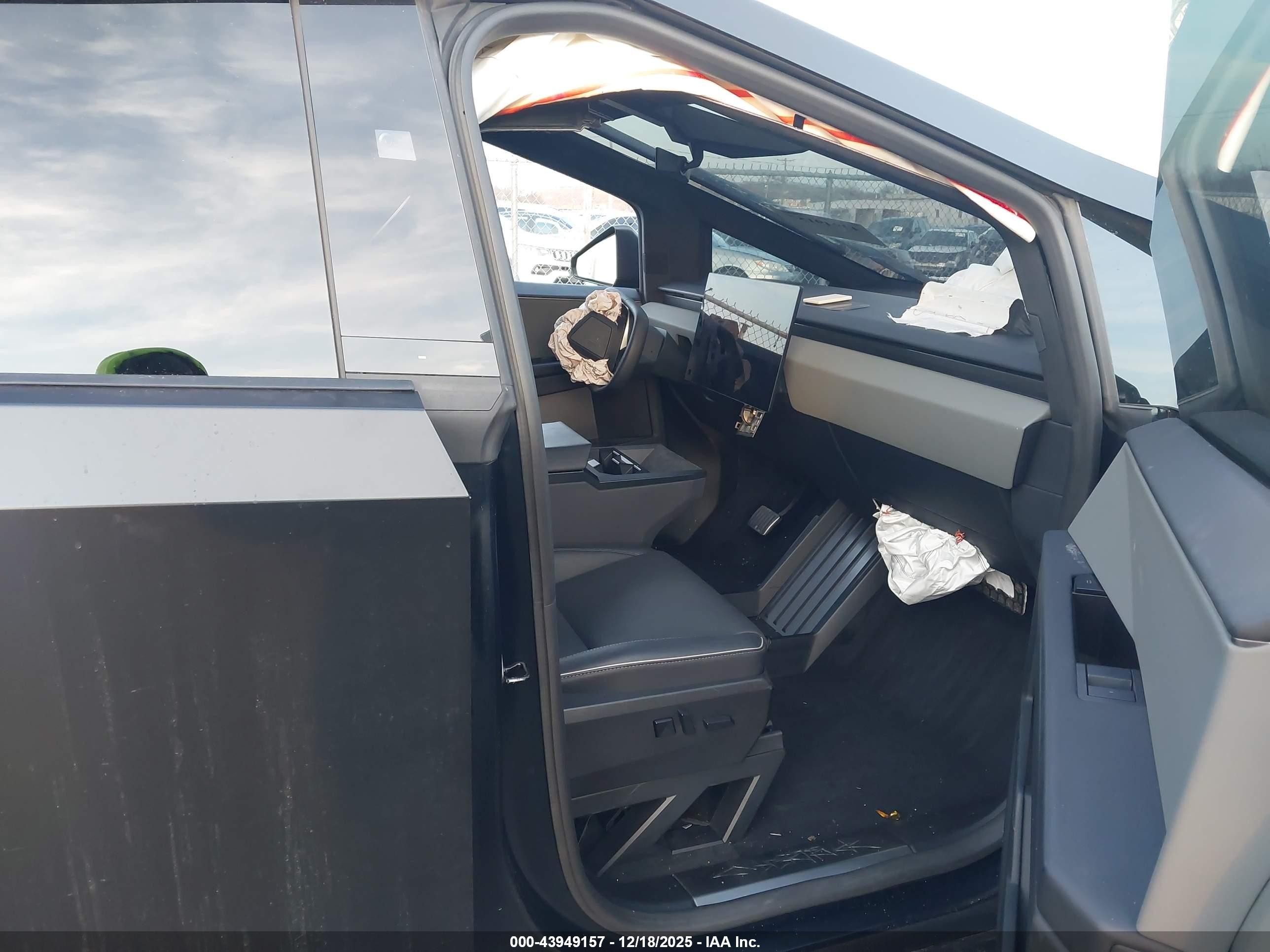 2024 Tesla Cybertruck VIN 7G2CEHEDXRA027241 IAAI salvage auction — Front & Rear, Salvage (New Jersey), sold $13,950 on 2026-08-20 (photo 5)