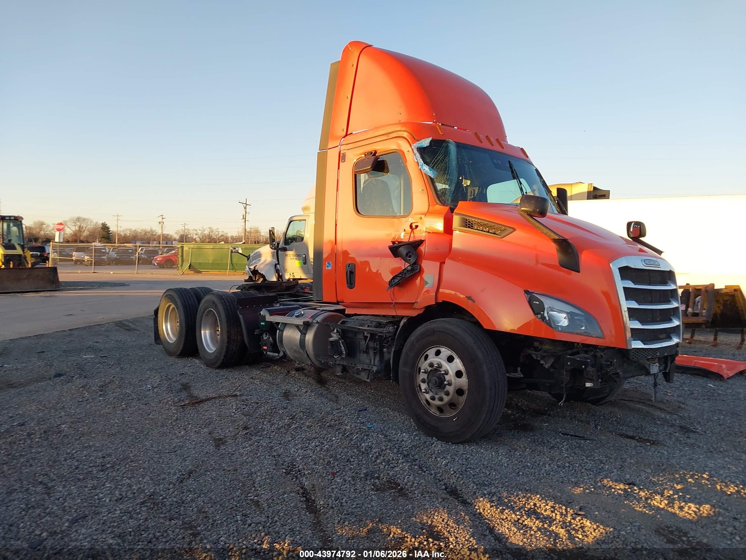 2026 Freightliner New Cascadia 116 VIN 3AKJHTDV4TSWR5247 — IAAI salvage auction photo