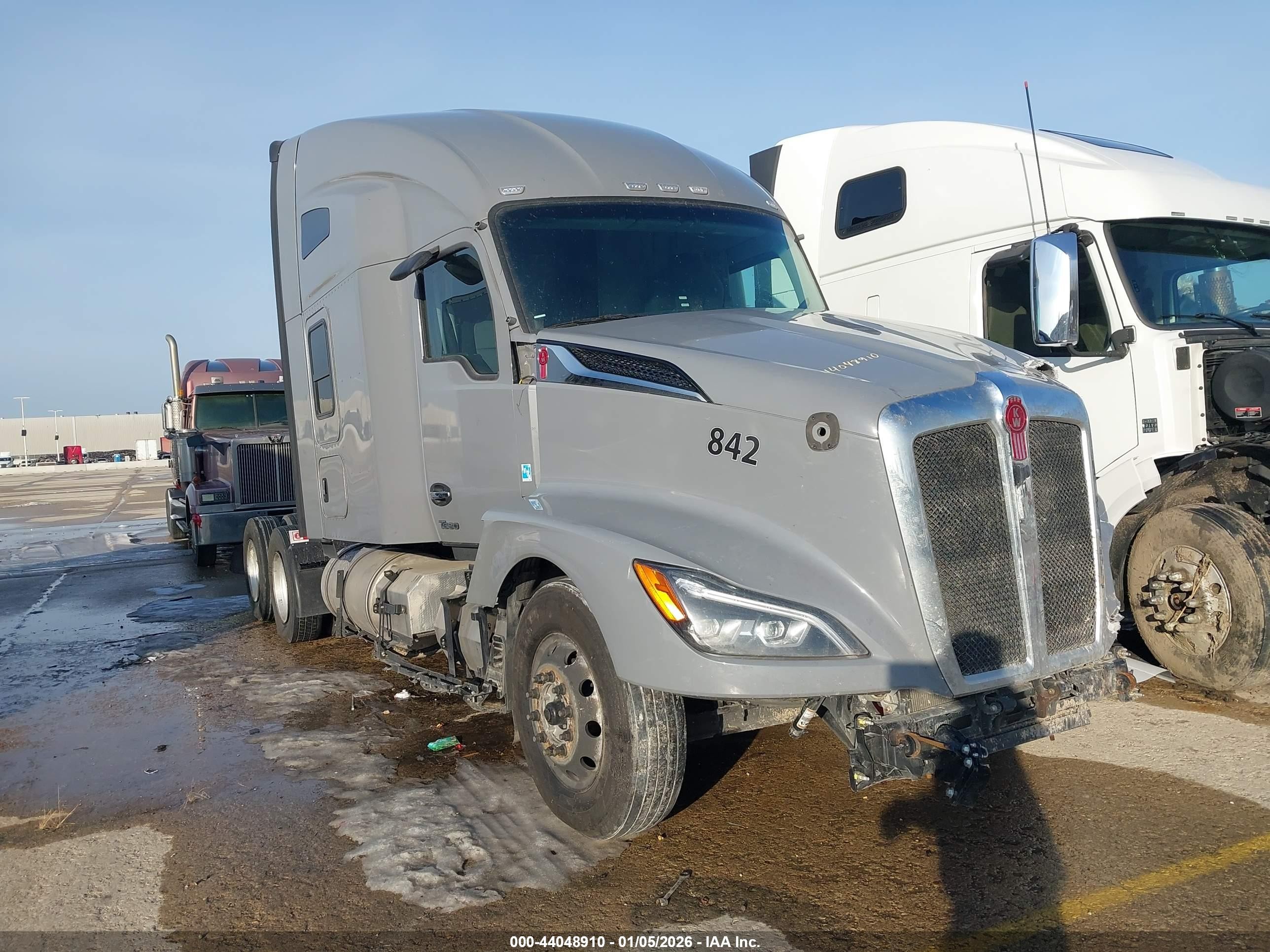 2026 Kenworth T680 VIN 1XKYD49X8TJ217314 — IAAI salvage auction photo