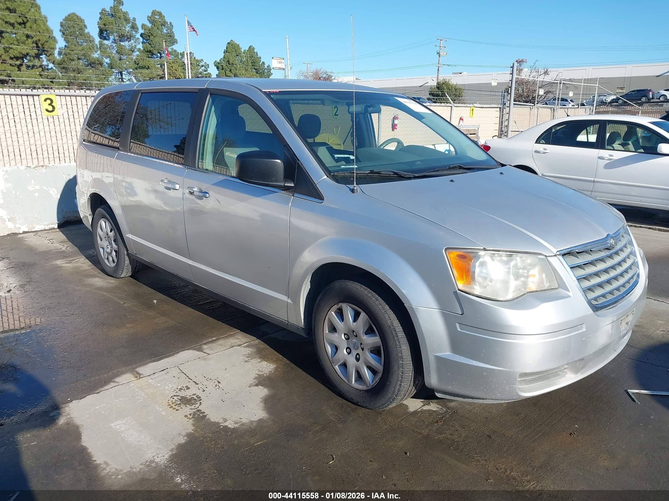 2009 Chrysler Town & Country VIN 2A8HR44E39R514801 IAAI salvage auction — Front End, Clear - Dealer Only (California), sold $525 on 2026-03-02 (photo 1)