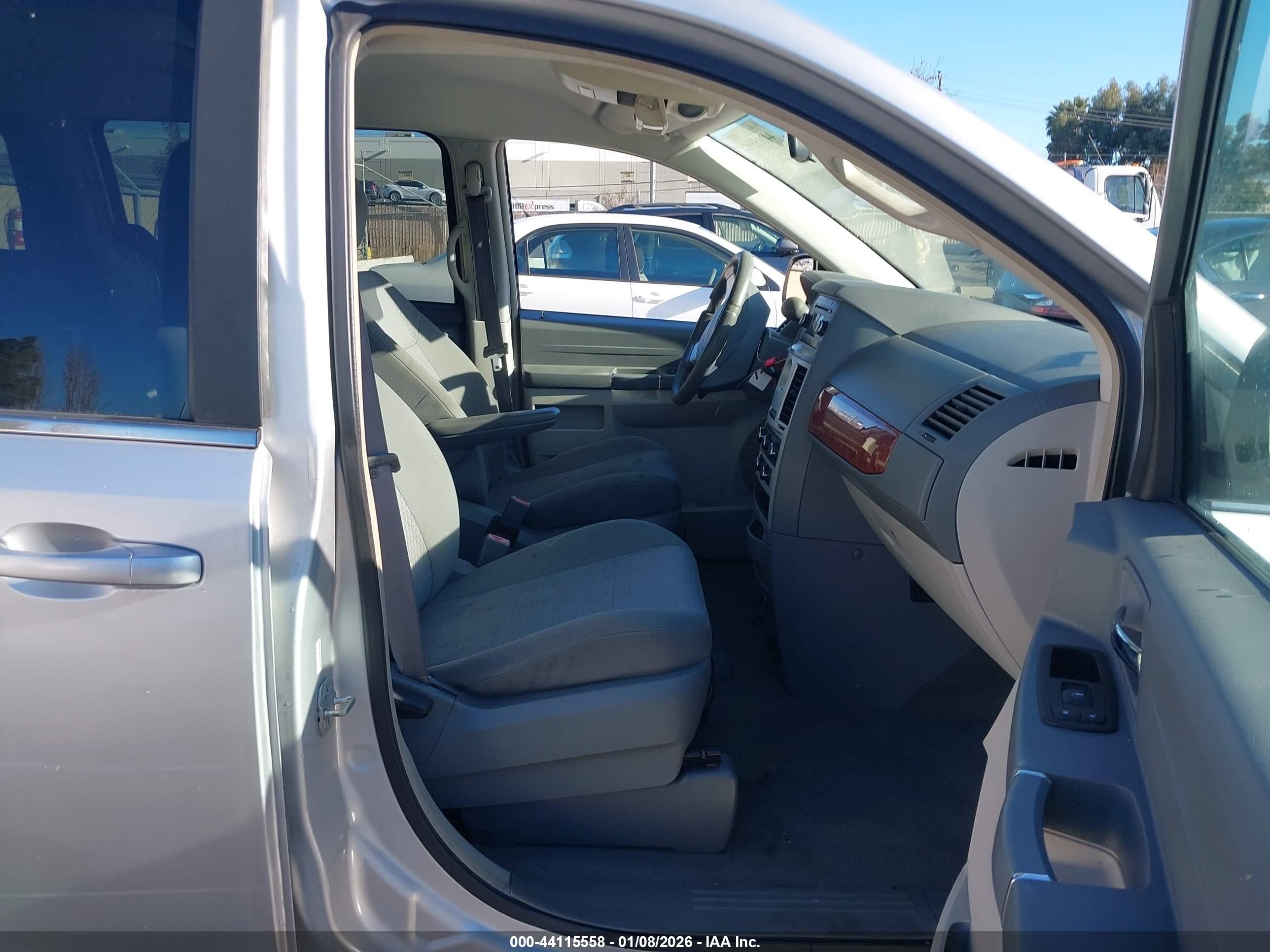 2009 Chrysler Town & Country VIN 2A8HR44E39R514801 IAAI salvage auction — Front End, Clear - Dealer Only (California), sold $525 on 2026-03-02 (photo 5)