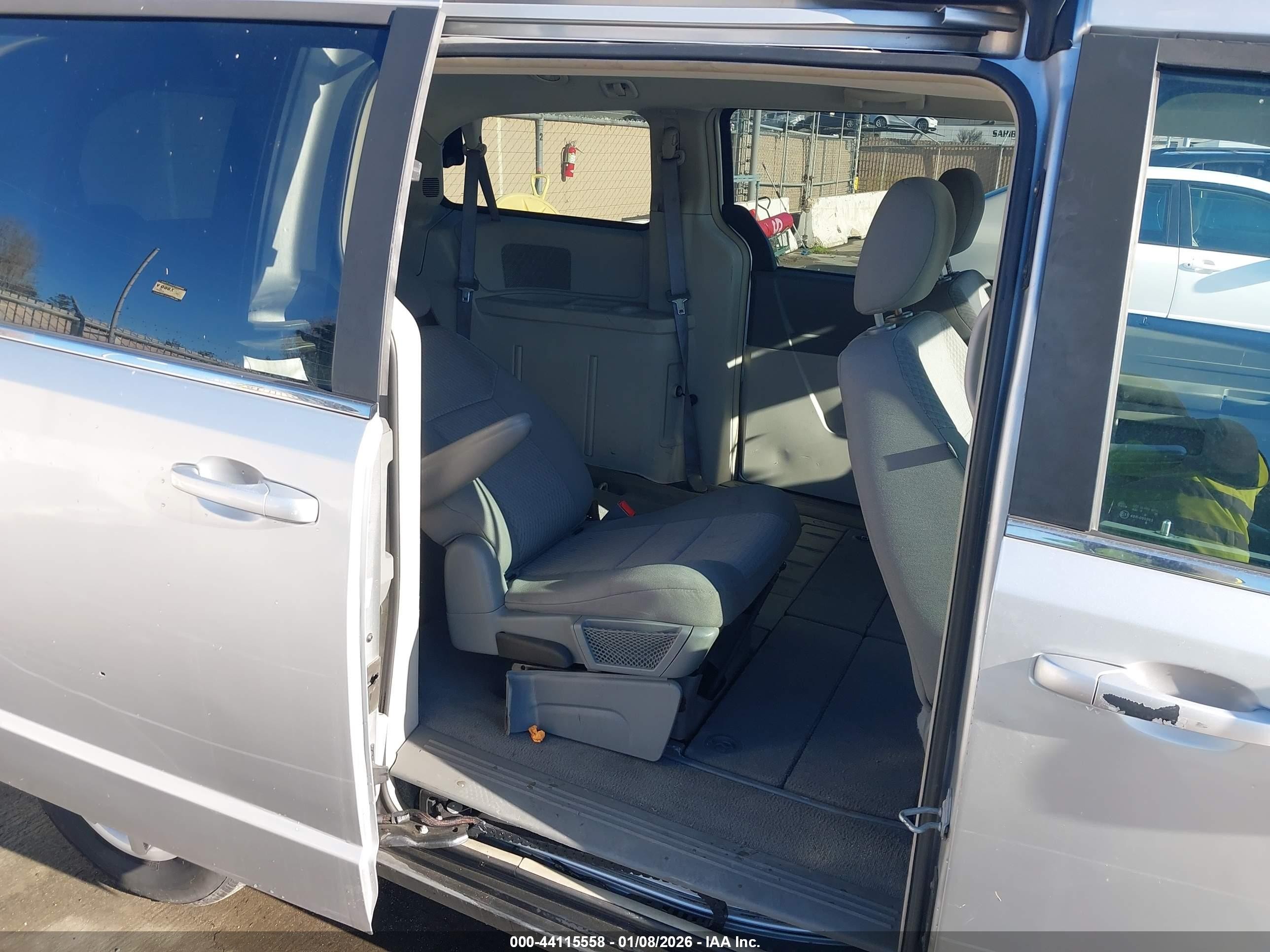 2009 Chrysler Town & Country VIN 2A8HR44E39R514801 IAAI salvage auction — Front End, Clear - Dealer Only (California), sold $525 on 2026-03-02 (photo 8)