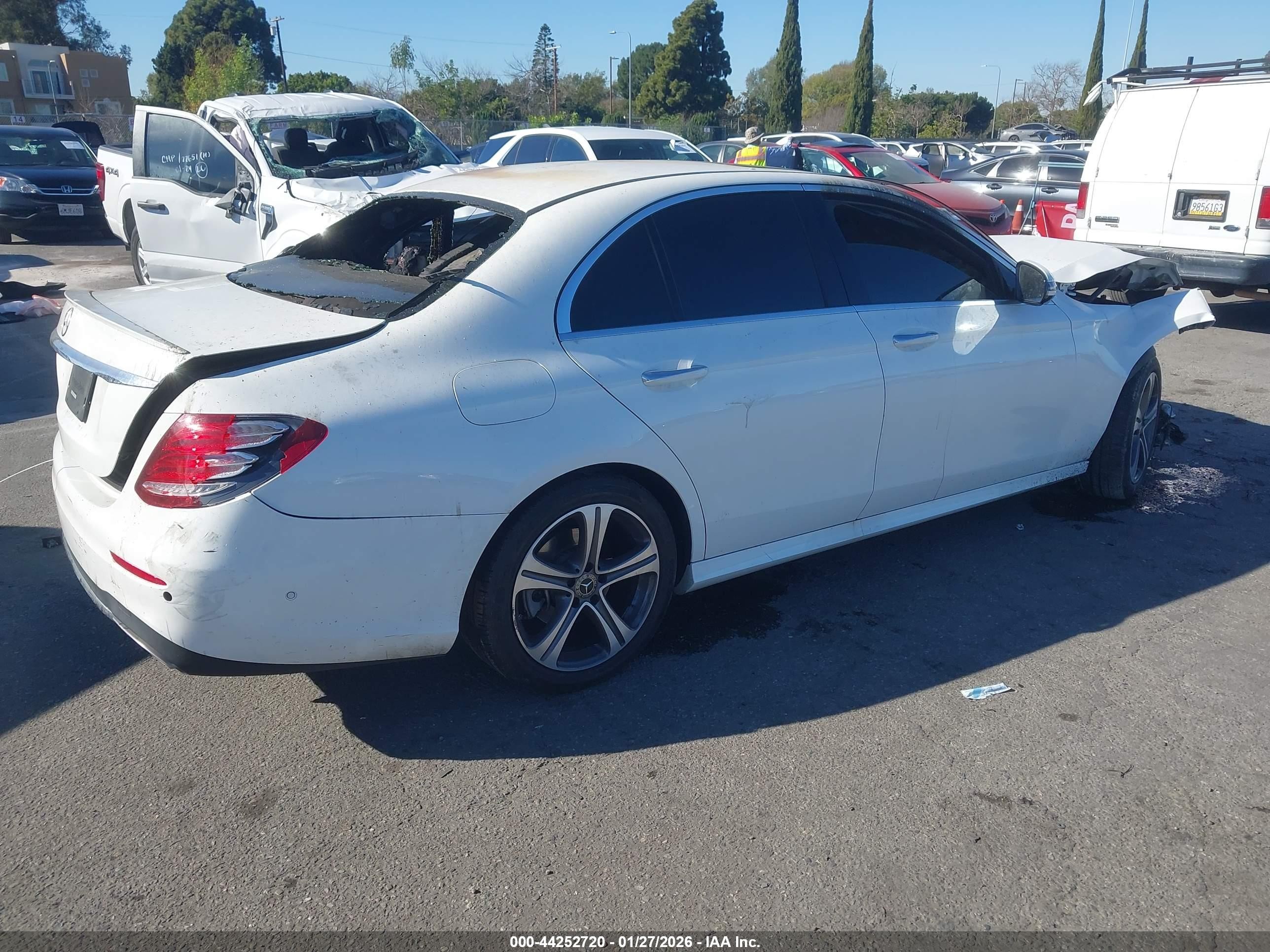 2020 Mercedes-benz E-klasse VIN WDDZF8DB5LA717899 IAAI salvage auction — Burn, Salvage (Arizona), sold $1,700 on 2026-09-02 (photo 4)