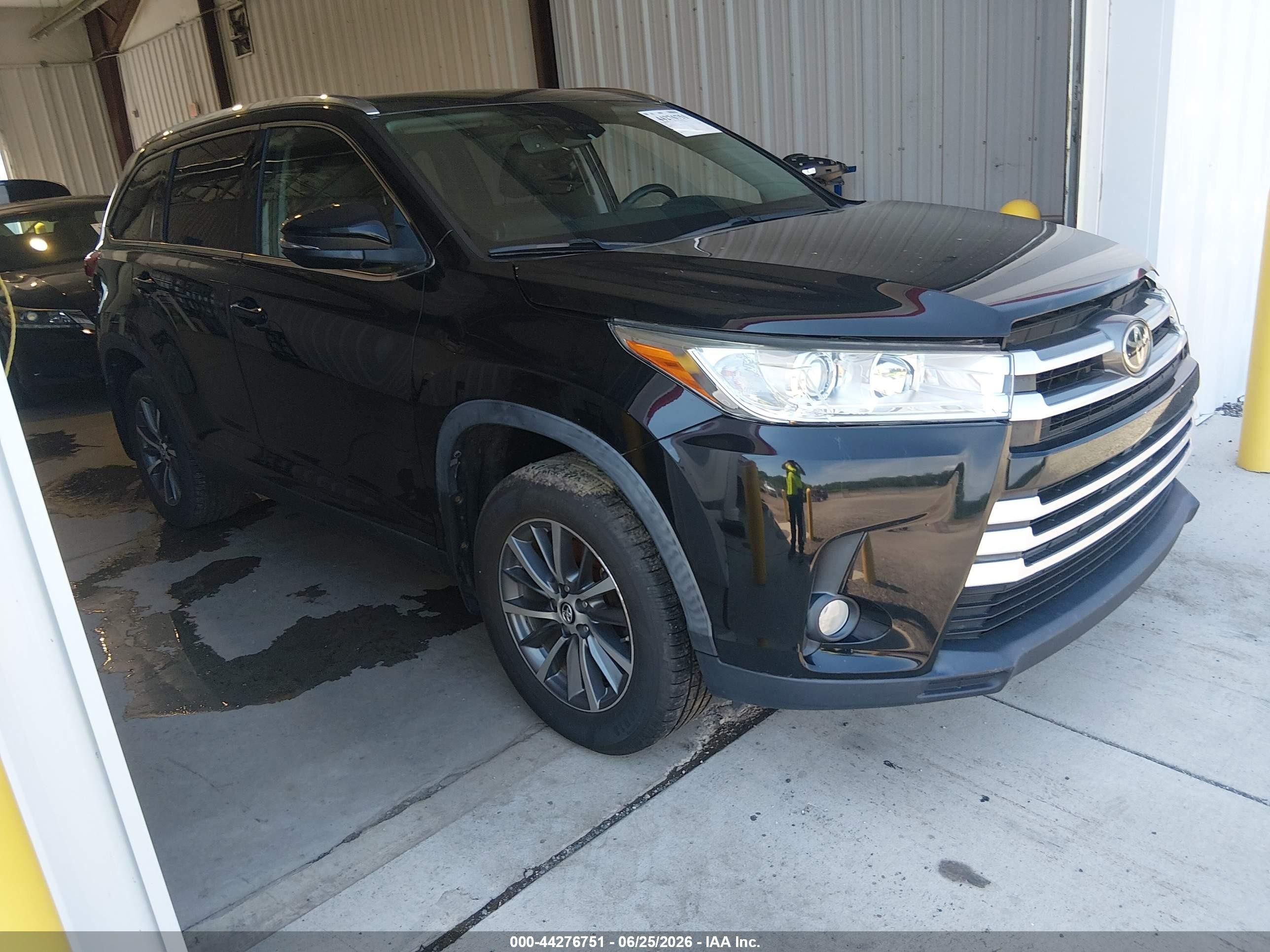 2019 Toyota Highlander VIN 5TDJZRFH3KS622264 — IAAI salvage auction photo