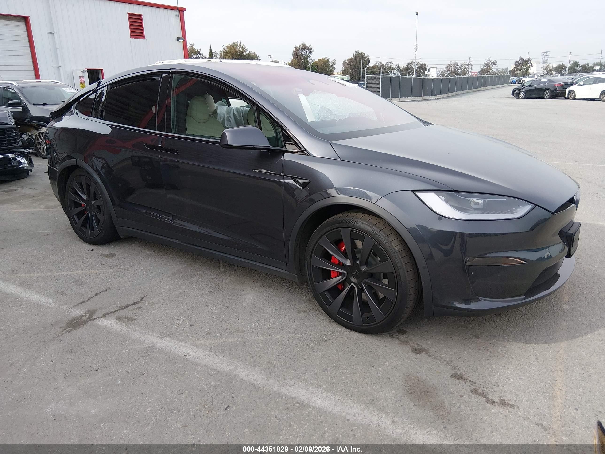 2025 Tesla Model X VIN 7SAXCBE64SF470991 — IAAI salvage auction photo