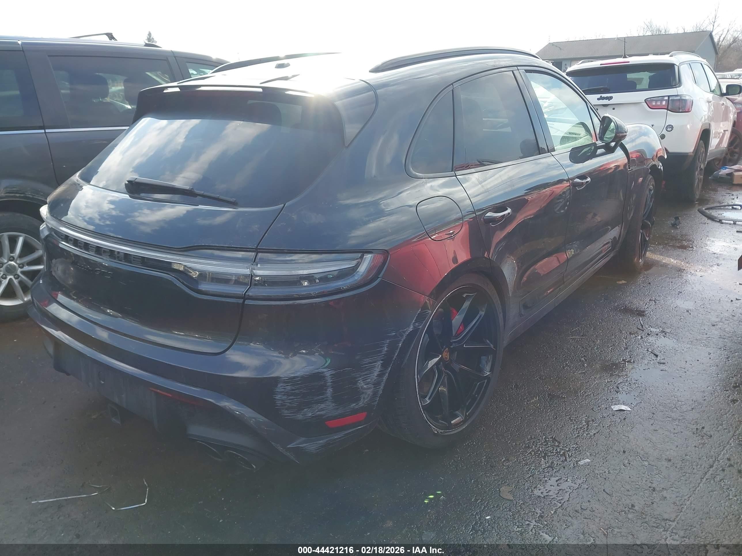 2024 Porsche Macan VIN WP1AF2A58RLB56919 IAAI salvage auction — Side, Salvage (Illinois), sold $26,075 on 2026-08-11 (photo 4)