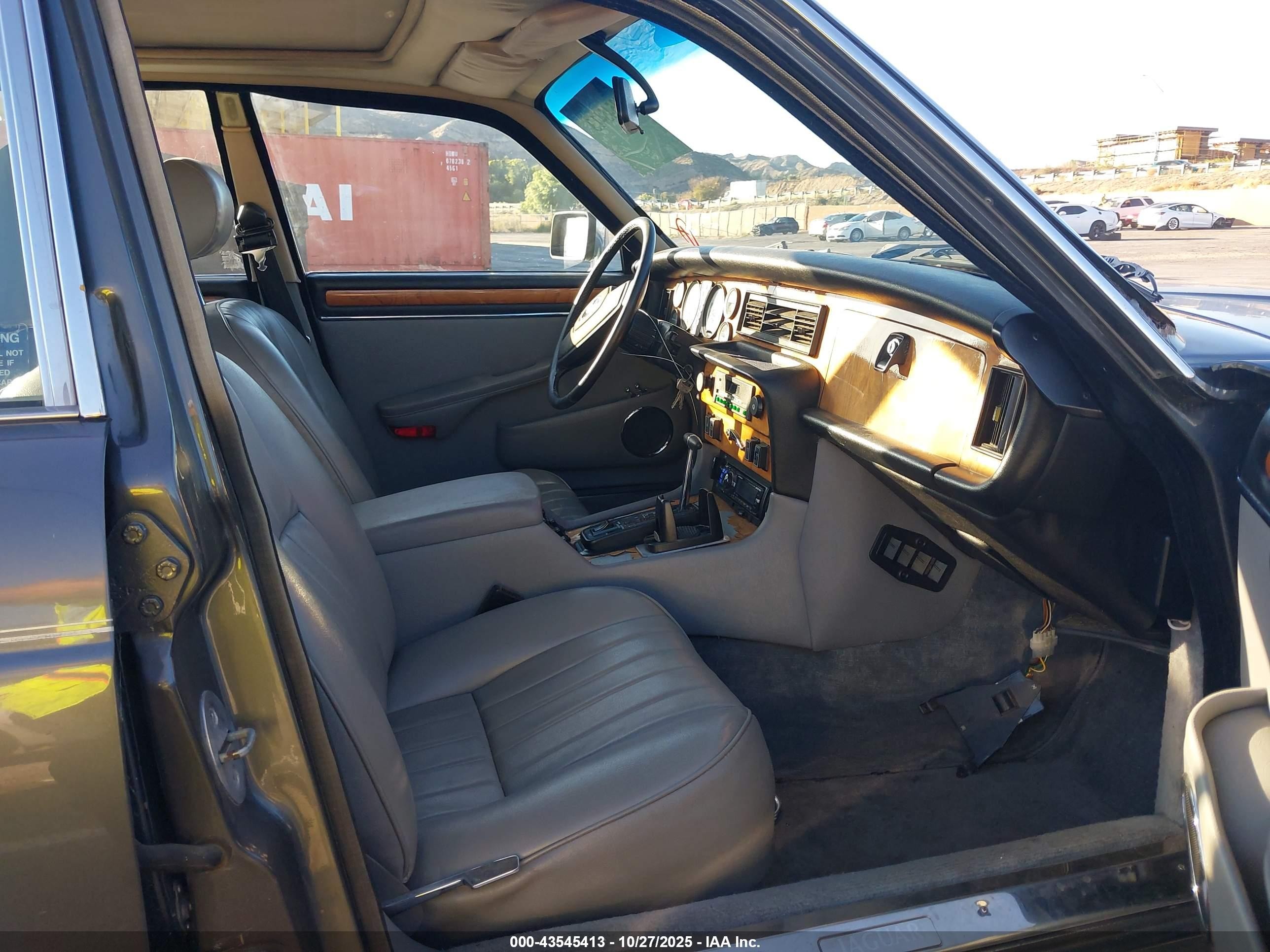 1987 Jaguar XJ-Series VIN SAJCL1246HC470166 IAAI salvage auction — Side, Salvage (California), sold $300 on 2026-09-11 (photo 5)