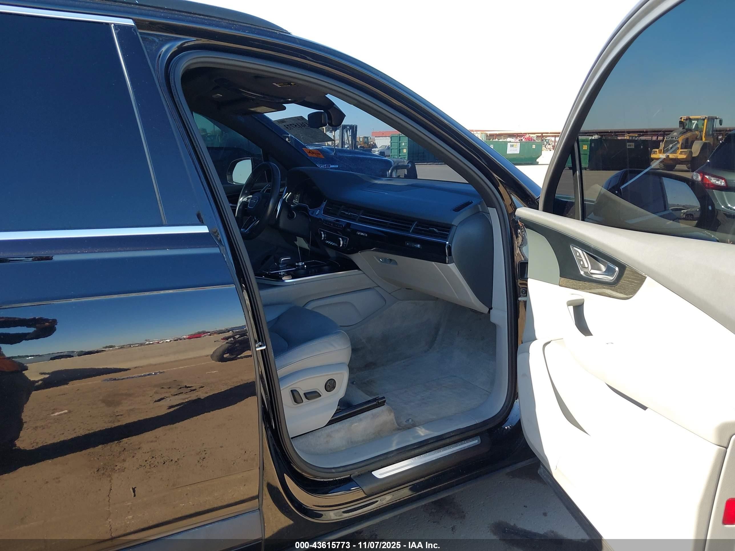 2017 Audi Q7 VIN WA1LAAF7XHD018833 IAAI salvage auction — Rear End, Salvage (Arizona), sold $3,700 on 2026-07-07 (photo 5)