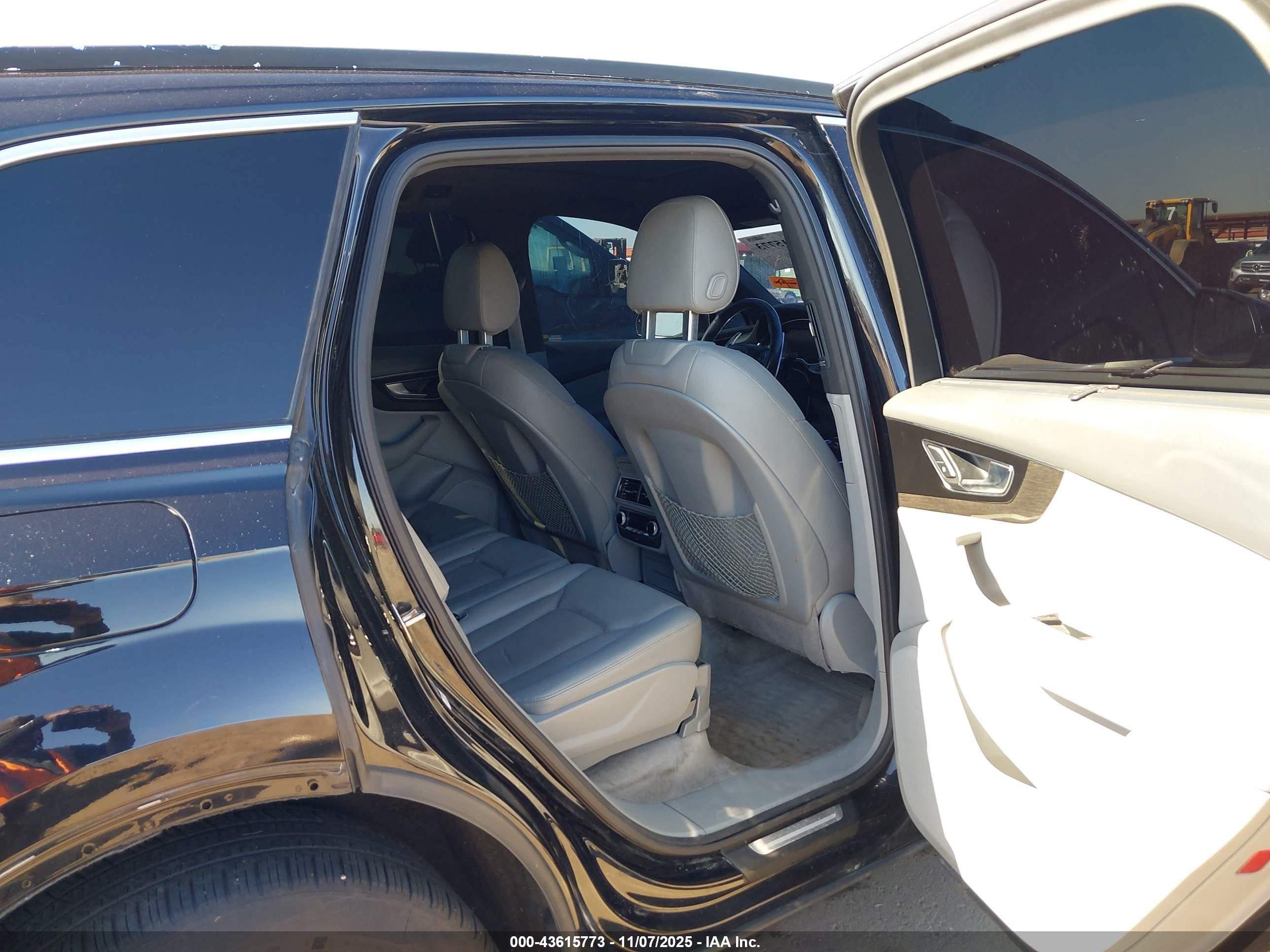 2017 Audi Q7 VIN WA1LAAF7XHD018833 IAAI salvage auction — Rear End, Salvage (Arizona), sold $3,700 on 2026-07-07 (photo 8)