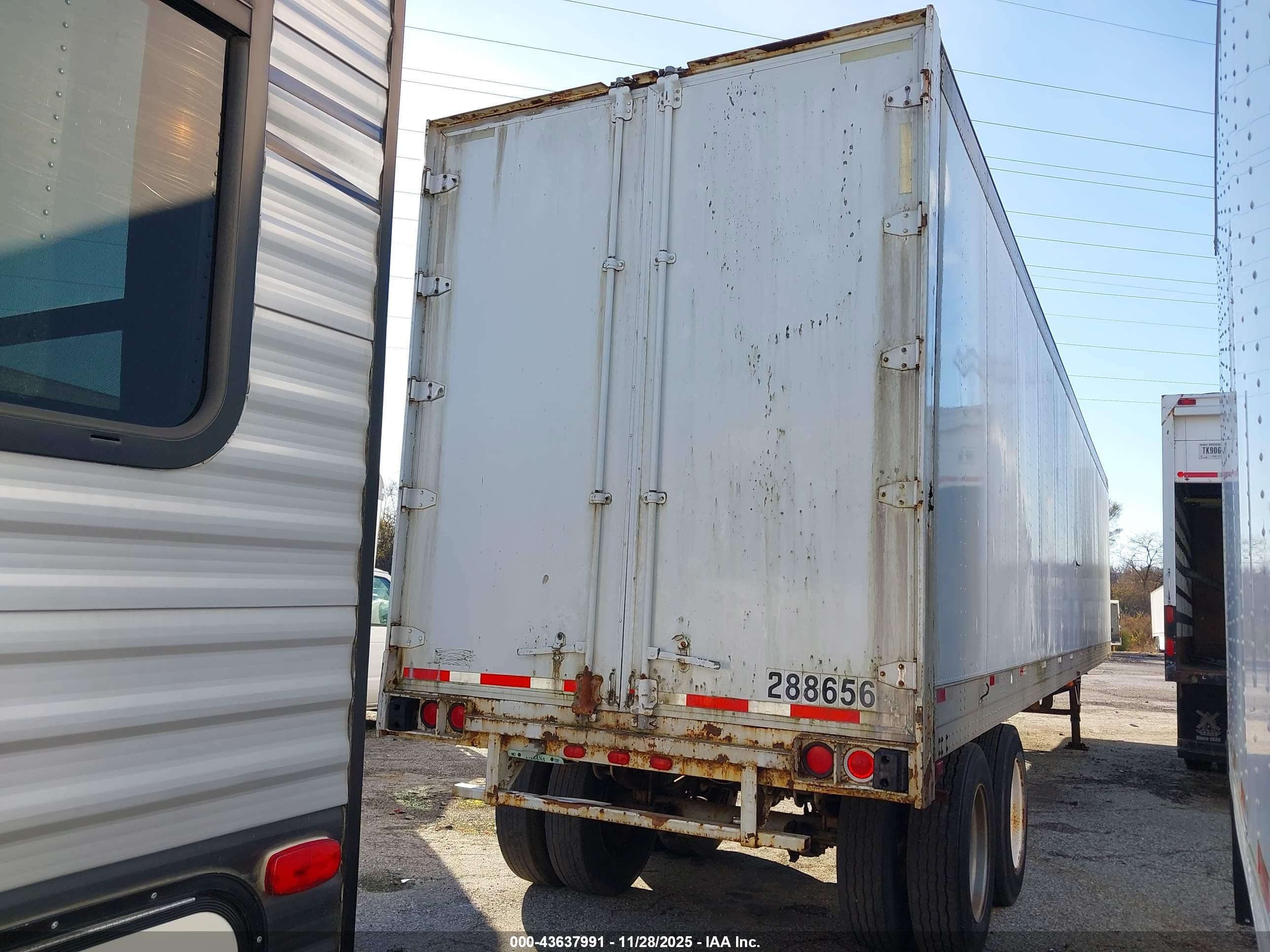 1988 Great Dane Trailers Great Dane Trailers VIN 1GRAA9621JS090625 IAAI salvage auction — Side, Clear (Indiana), sold $25 on 2026-09-11 (photo 4)