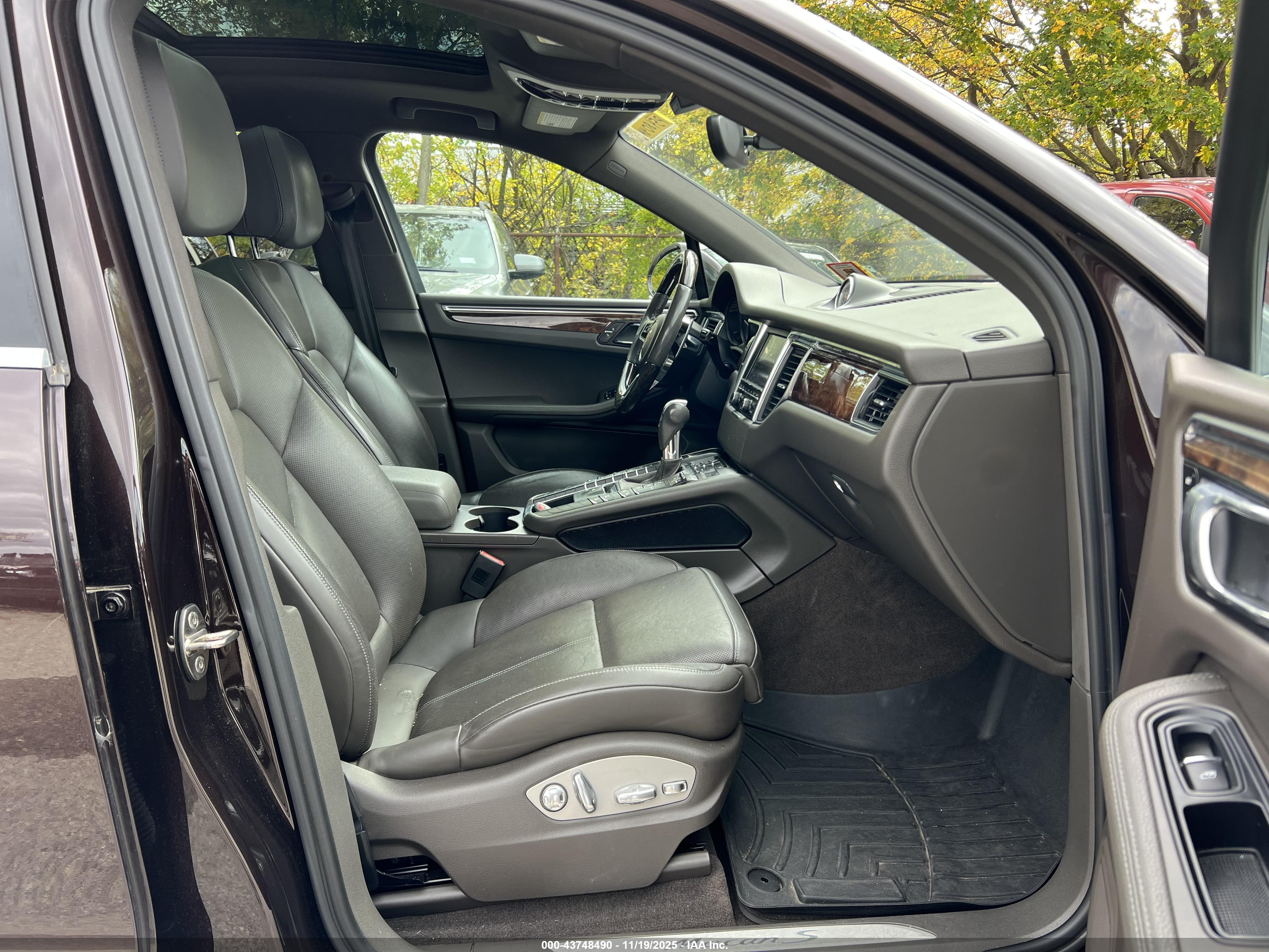 2015 Porsche Macan VIN WP1AB2A52FLB66269 IAAI salvage auction — Normal Wear, Clear (New Jersey), sold $7,450 on 2025-12-17 (photo 5)