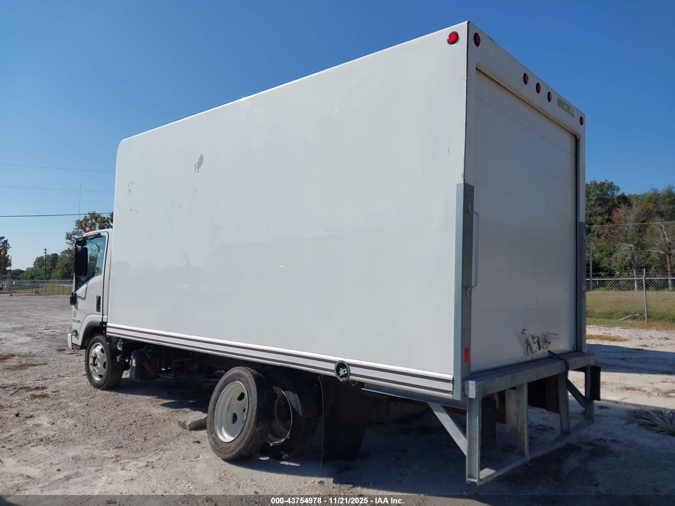 2023 Isuzu NPR VIN JALC4W164P7K03528 IAAI salvage auction — Engine Damage, Clear (Maryland), sold $9,150 on 2026-01-07 (photo 3)