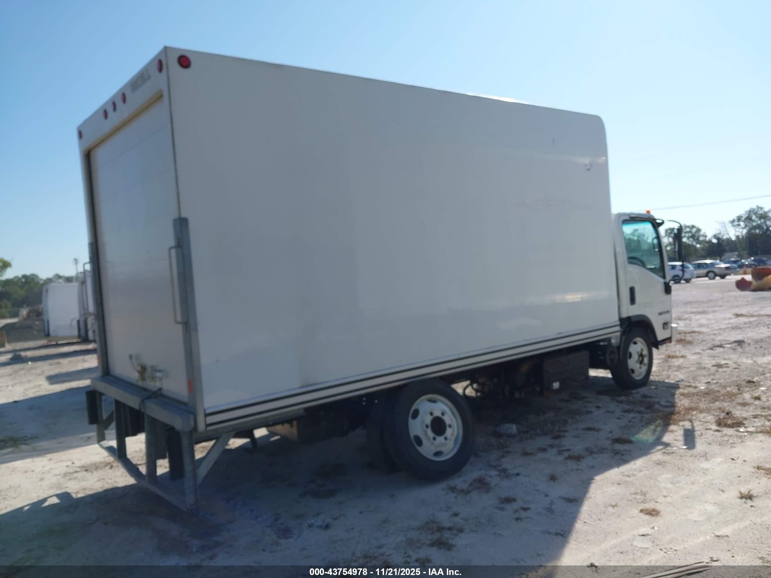 2023 Isuzu NPR VIN JALC4W164P7K03528 IAAI salvage auction — Engine Damage, Clear (Maryland), sold $9,150 on 2026-01-07 (photo 4)