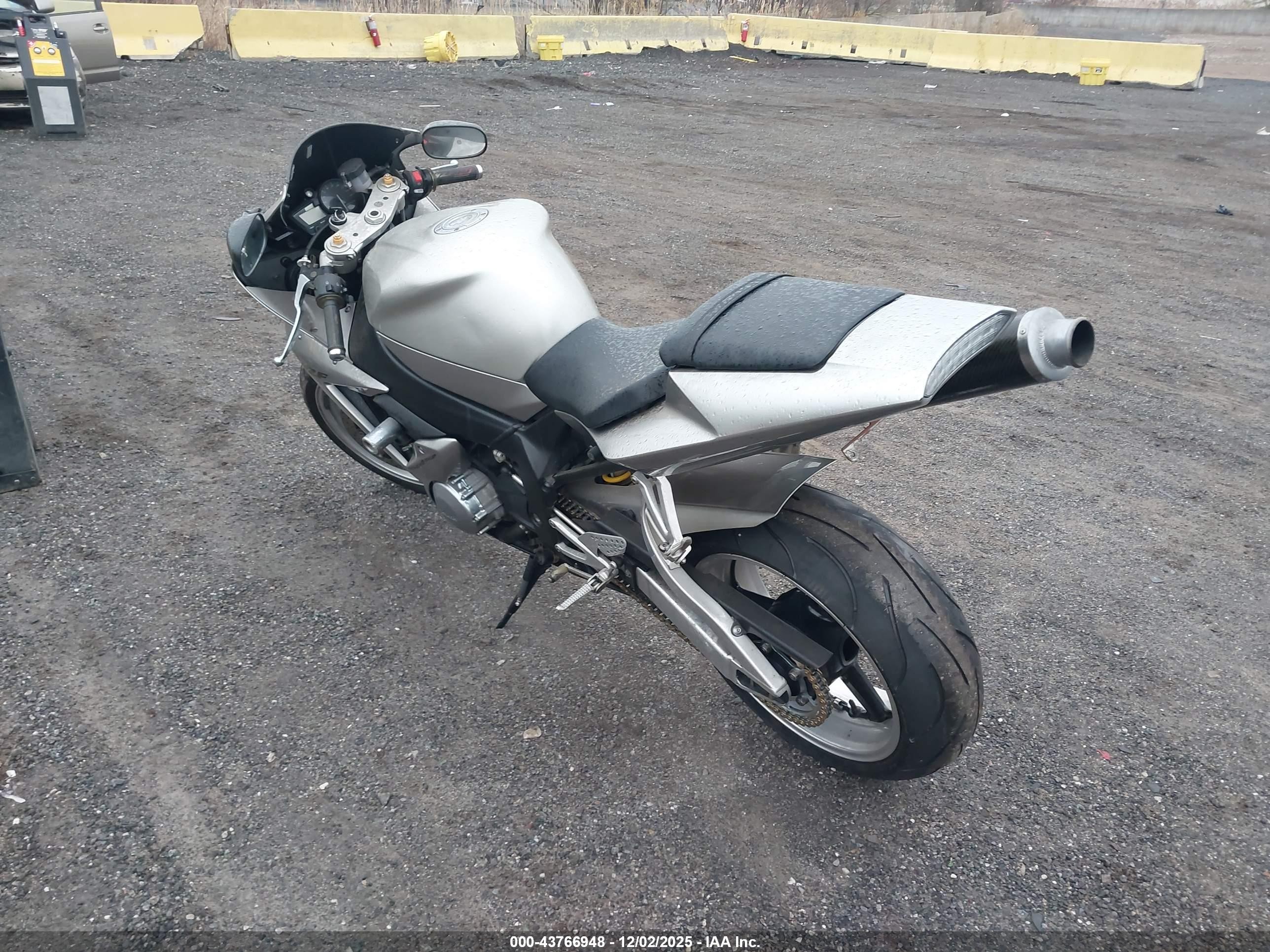 2002 Yamaha YZFR1 VIN JYARN10E52A005665 IAAI salvage auction — Normal Wear, Clear (New York), sold $775 on 2025-12-09 (photo 3)