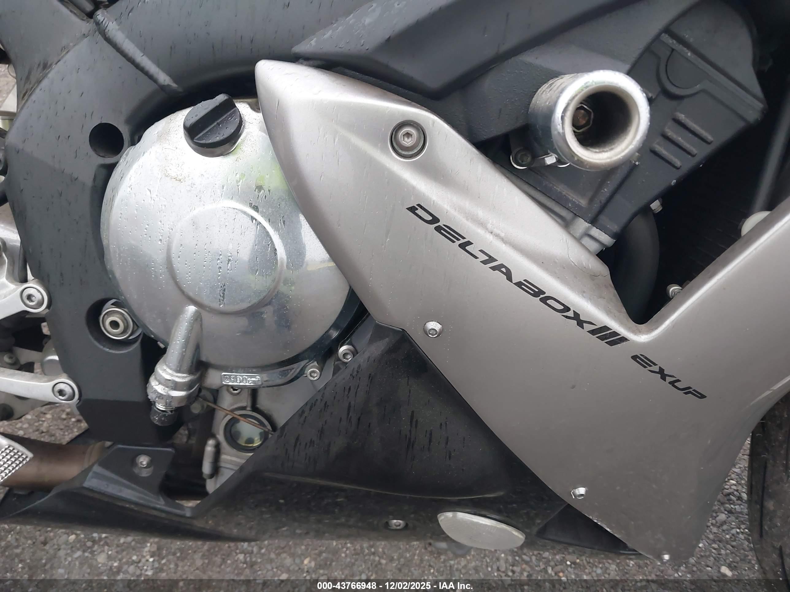 2002 Yamaha YZFR1 VIN JYARN10E52A005665 IAAI salvage auction — Normal Wear, Clear (New York), sold $775 on 2025-12-09 (photo 8)
