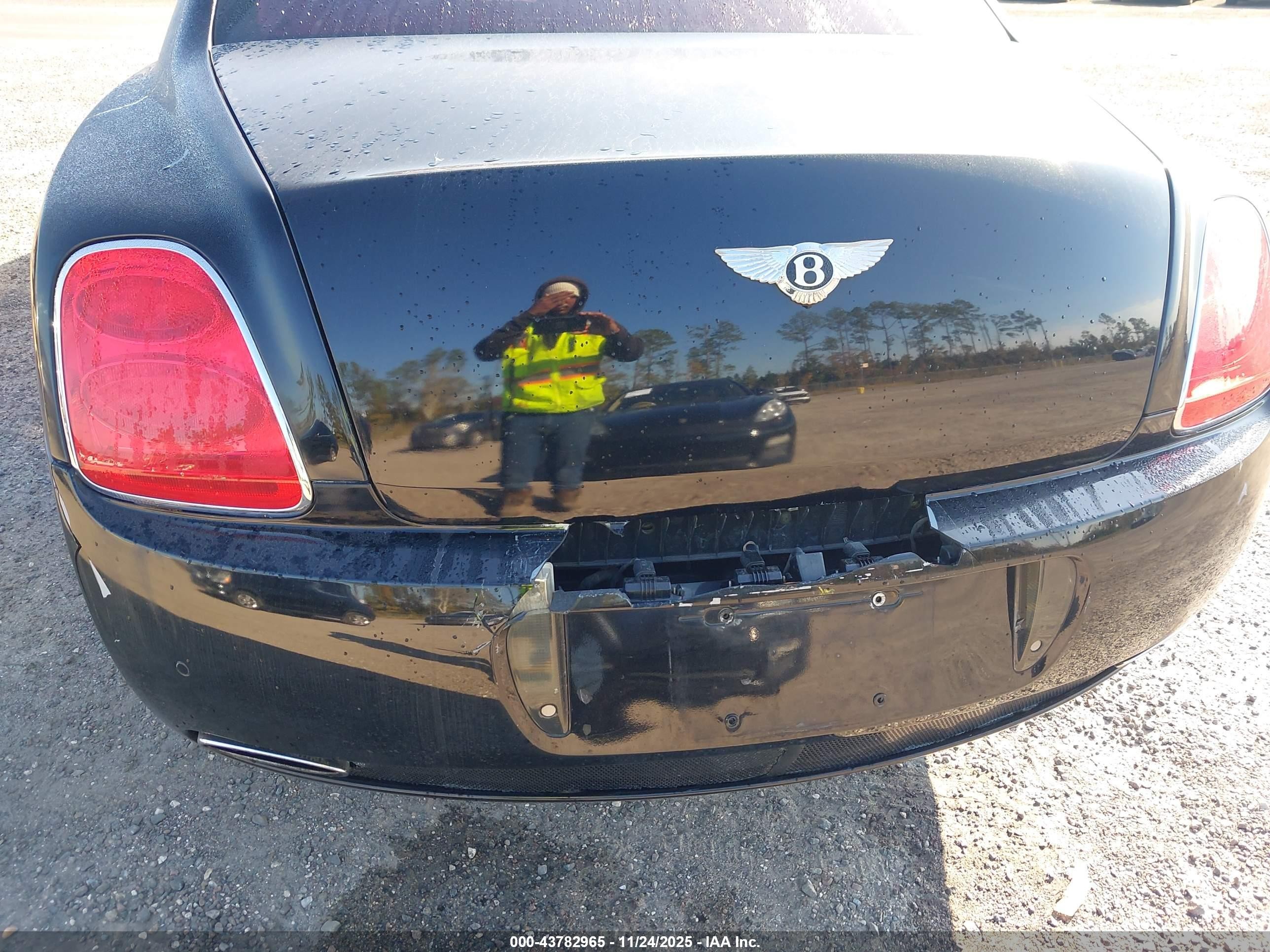 2010 Bentley Continental flying spur VIN SCBBR9ZAXAC063088 IAAI salvage auction — Rear End, Clear (Florida), sold $10,250 on 2025-12-02 (photo 6)