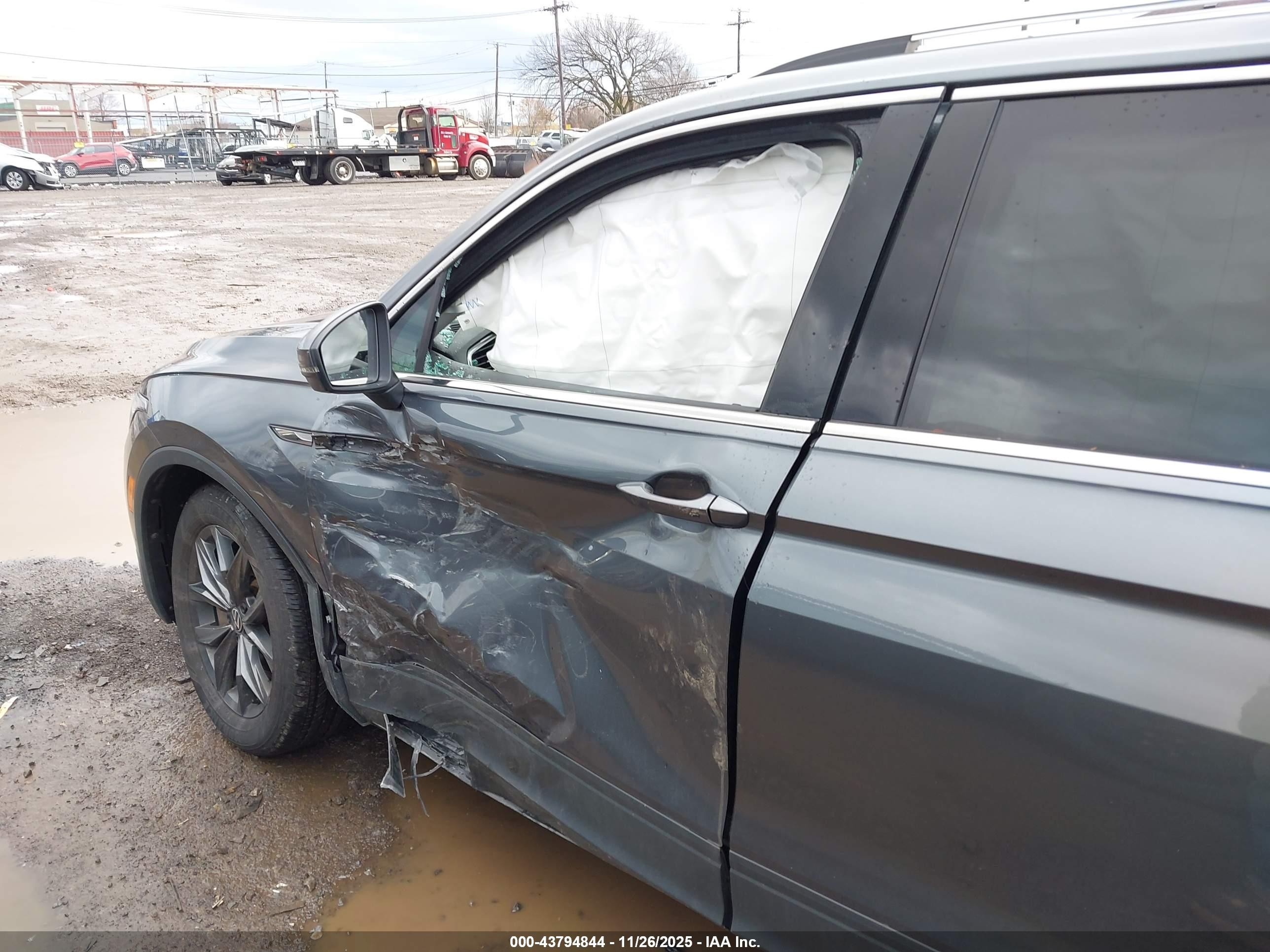 2024 Volkswagen Tiguan VIN 3VV2B7AX8RM019883 IAAI salvage auction — Side, Mv-907A (New York), sold $11,200 on 2026-09-09 (photo 6)