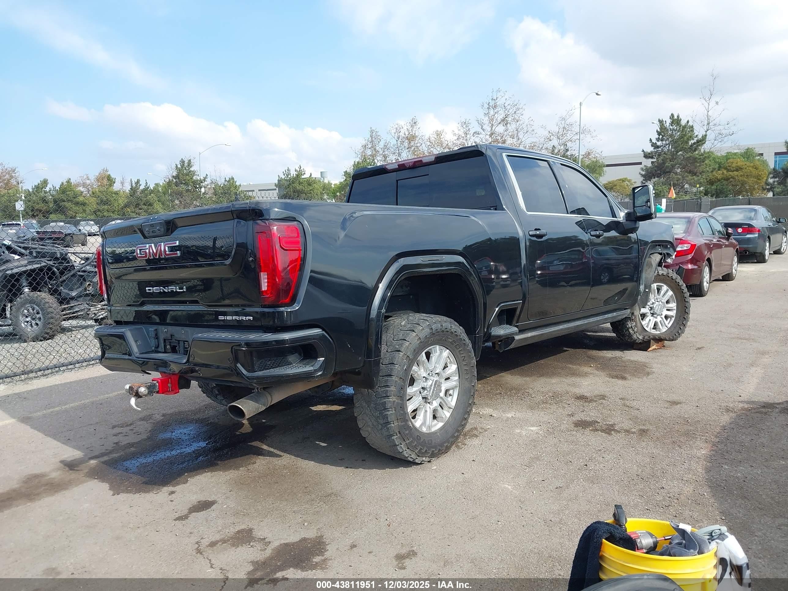 2022 Gmc SIERRA VIN 1GT49RE79NF161453 IAAI salvage auction — Front & Rear, Salvage (California), sold $16,800 on 2025-12-29 (photo 4)