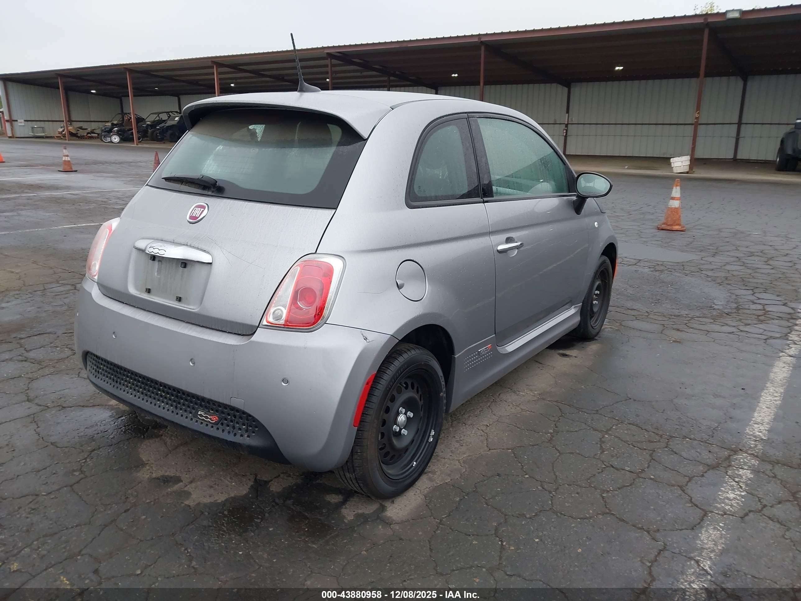 2017 Fiat 500 VIN 3C3CFFGE2HT586106 IAAI salvage auction — Side, Salvage (California), sold $975 on 2026-01-07 (photo 4)