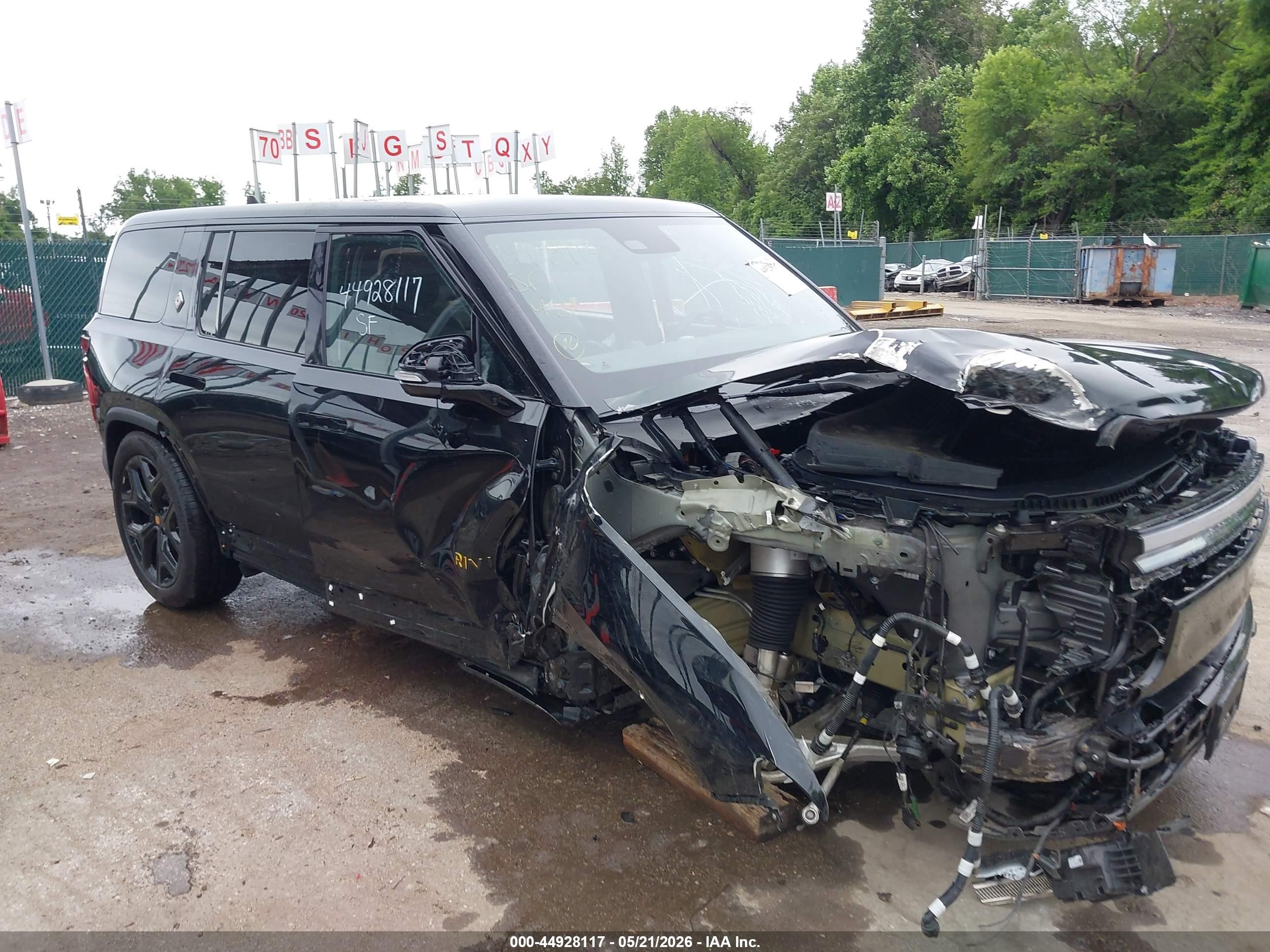 2026 Rivian R1S VIN 7PDSGBBP9TN090825 IAAI salvage auction — Side, Salvage - Greater Than 75% (Maryland), sold $15,800 on 2026-09-17 (photo 6)